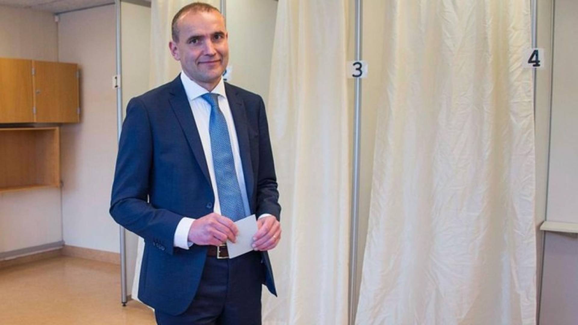 يوهانسون يبلغ من العمر 47 عاما وكان أستاذا في التاريخ