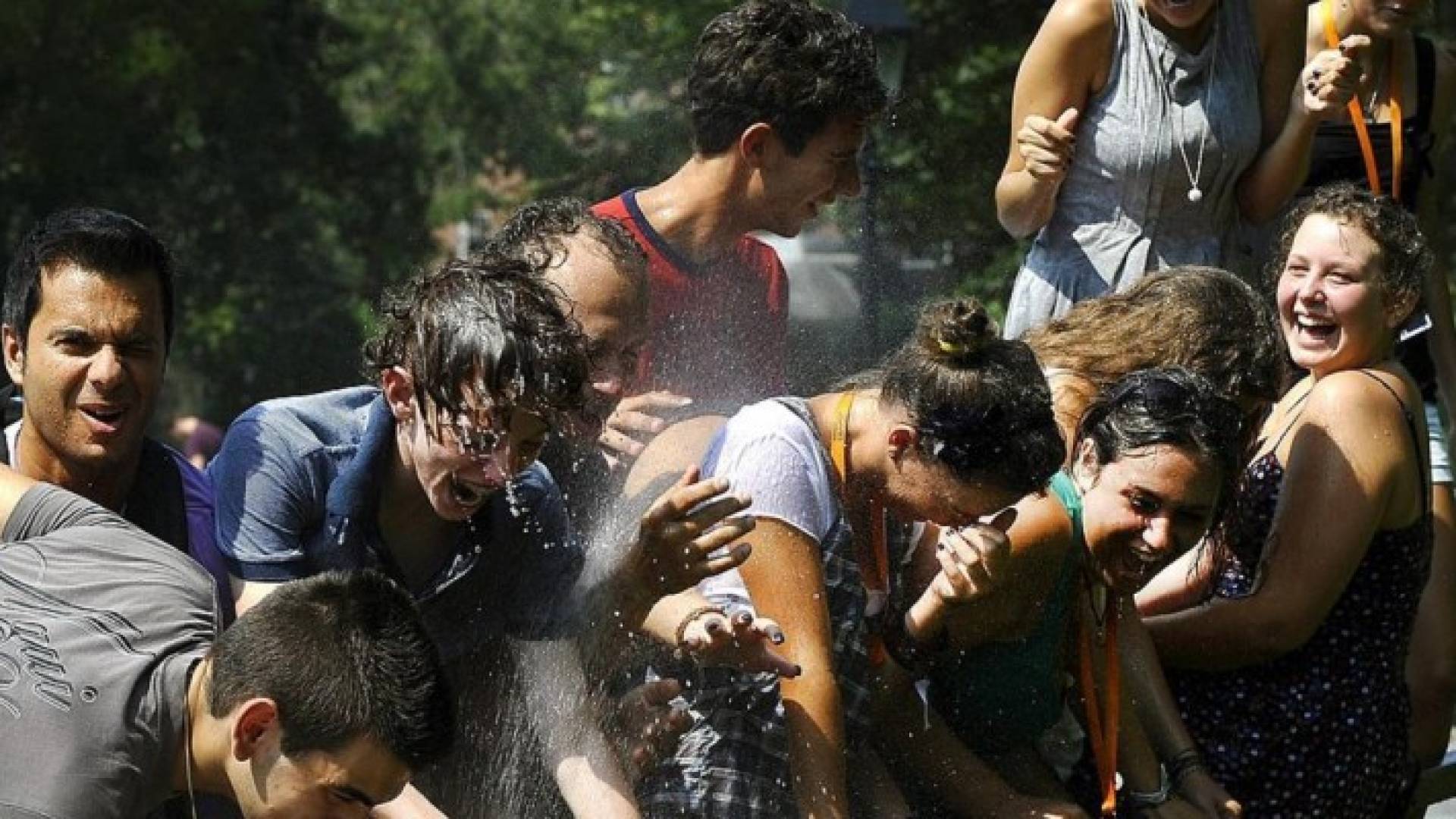  يفرون إلى المياه من الطقس الحار في نيويورك