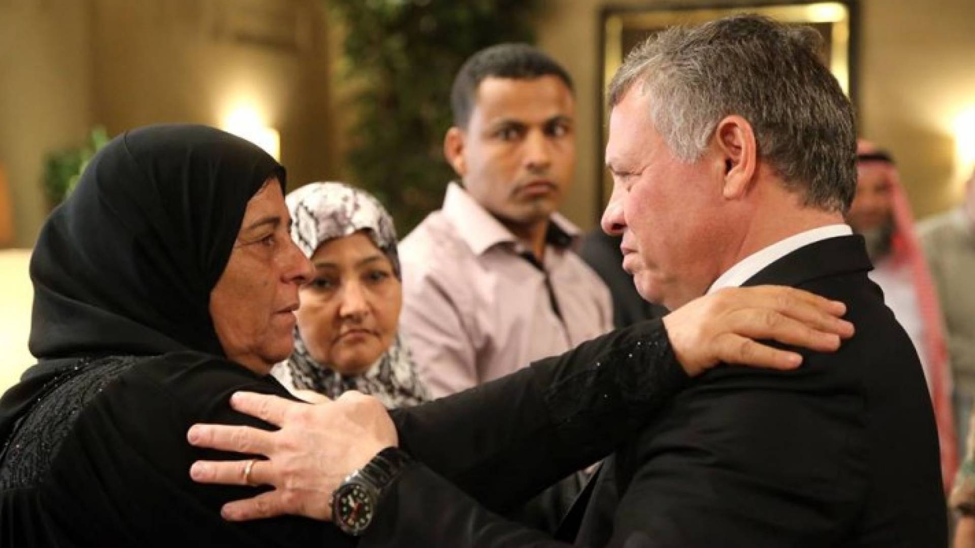 بالصور: الملك يستقبل أسر شهداء هجوم " الرقبان الإرهابي "