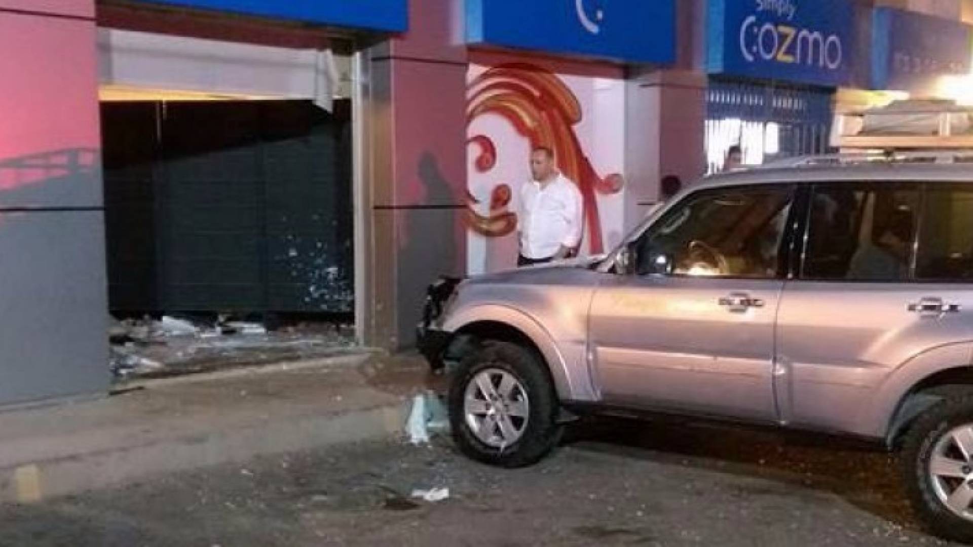 سيارة تداهم محلا تجاريا في عبدون .. صور