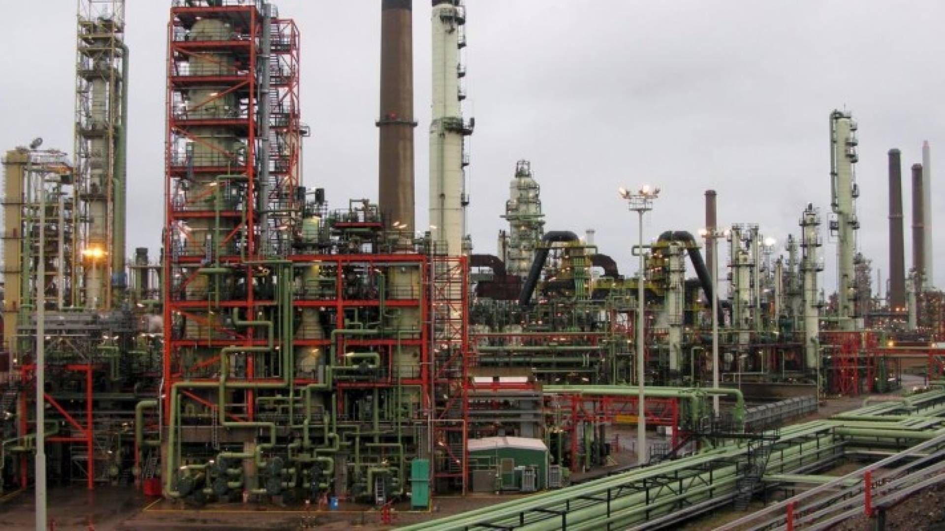 أسعار النفط تواصل الهبوط مع استمرار المخاطر