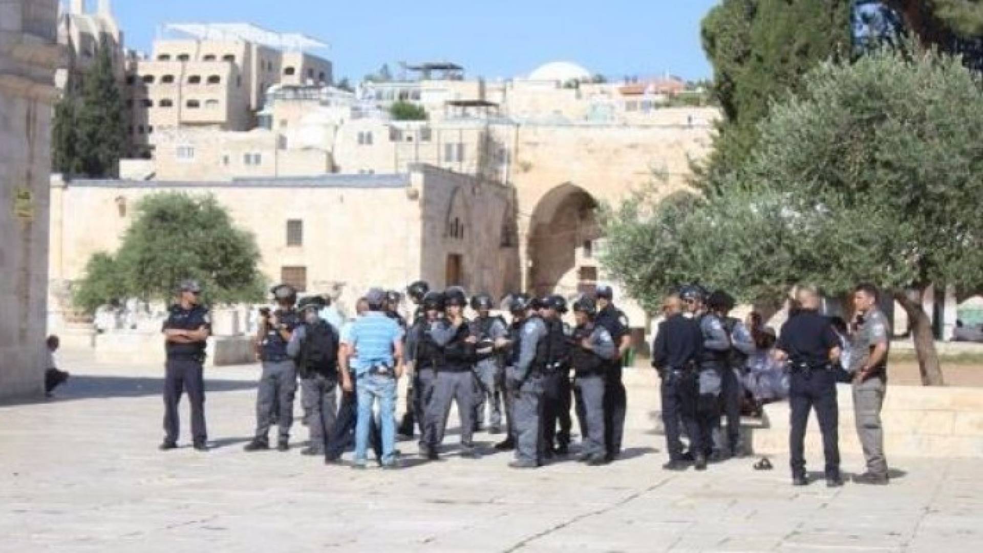 اقتحام المستوطنين للأقصى وإغلاق المسجد القبلي