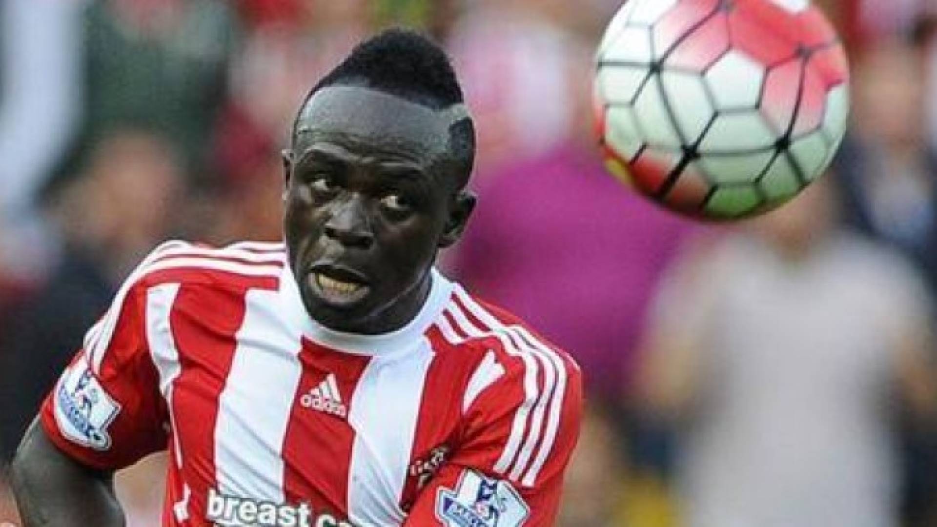 مهاجم ساوثهامبتون ماني ساديو يجري الكشف الطبي في ليفربول