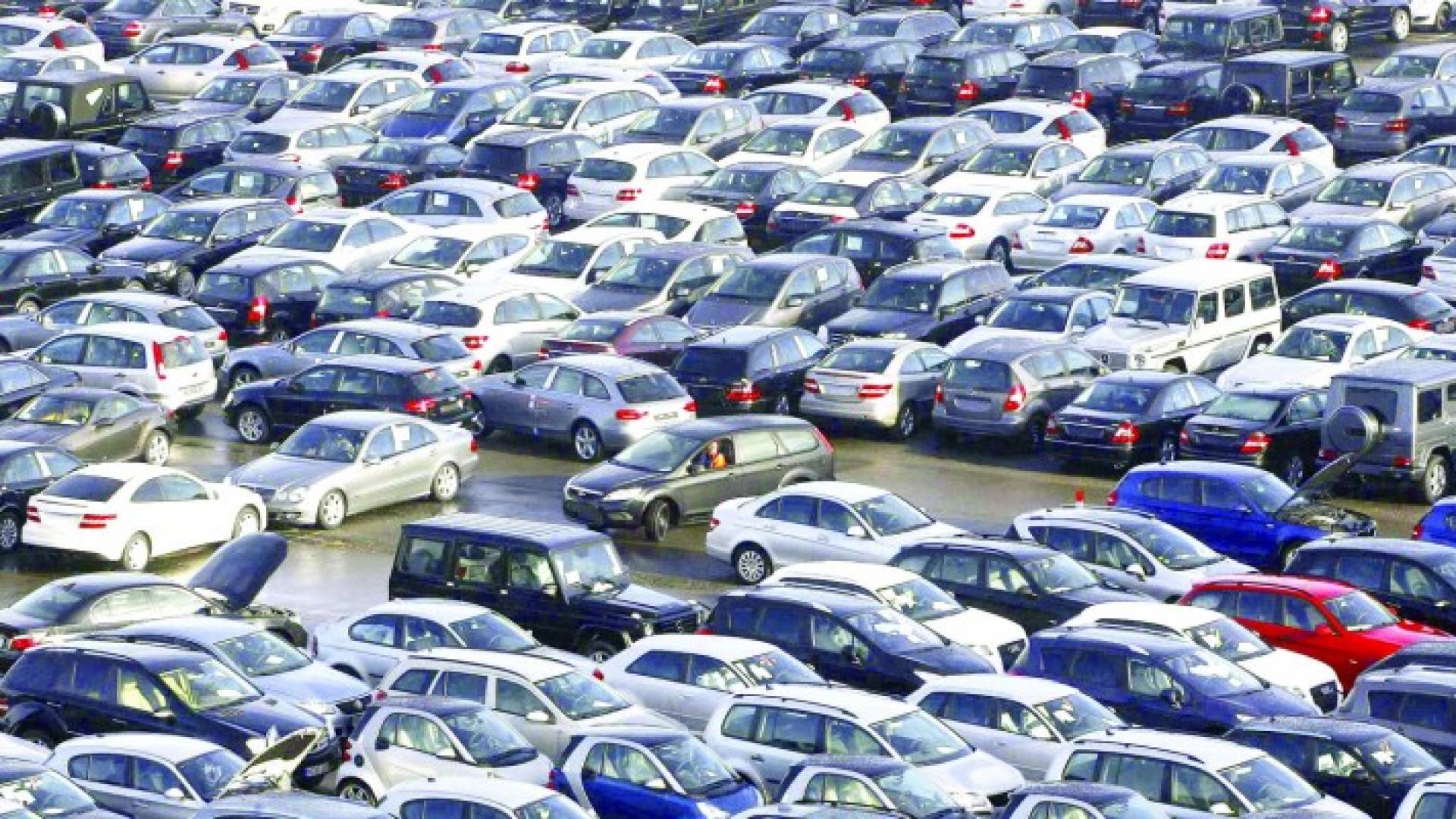 " الحرة " توقف التخليص الجمركي على السيارات بعد رفع الرسوم