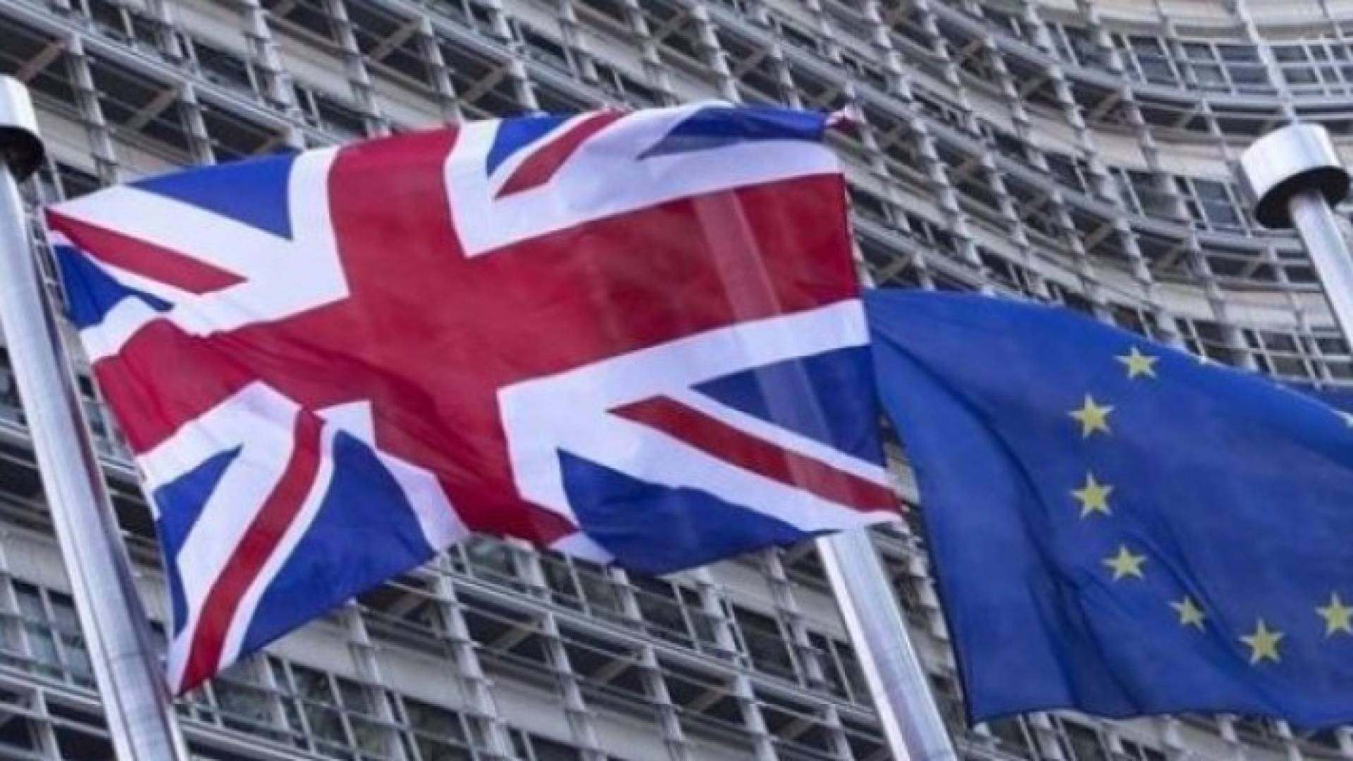 قال محتجون شبان إنهم شعروا بالإحباط والخيانة نتيجة التصويت