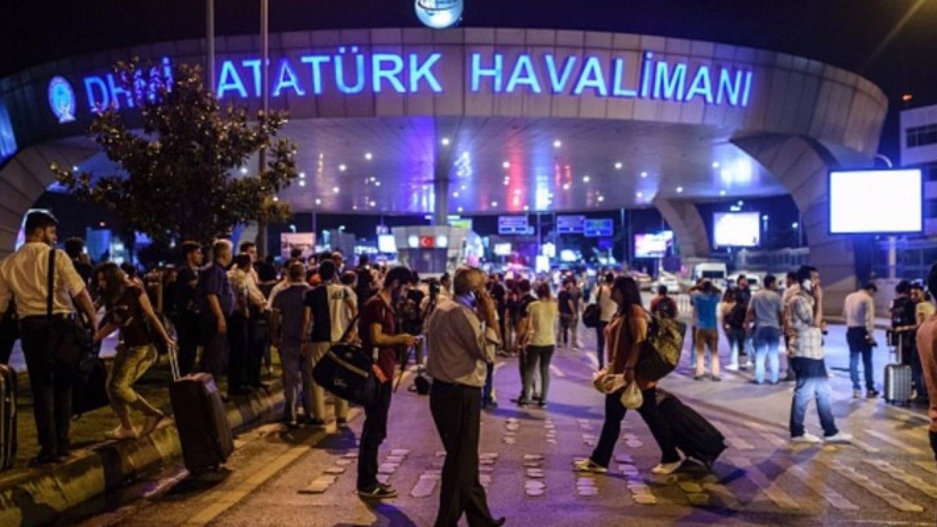 فيديو لأحد الانتحاريين وهو يفجر نفسه في مطار " أتاتورك "