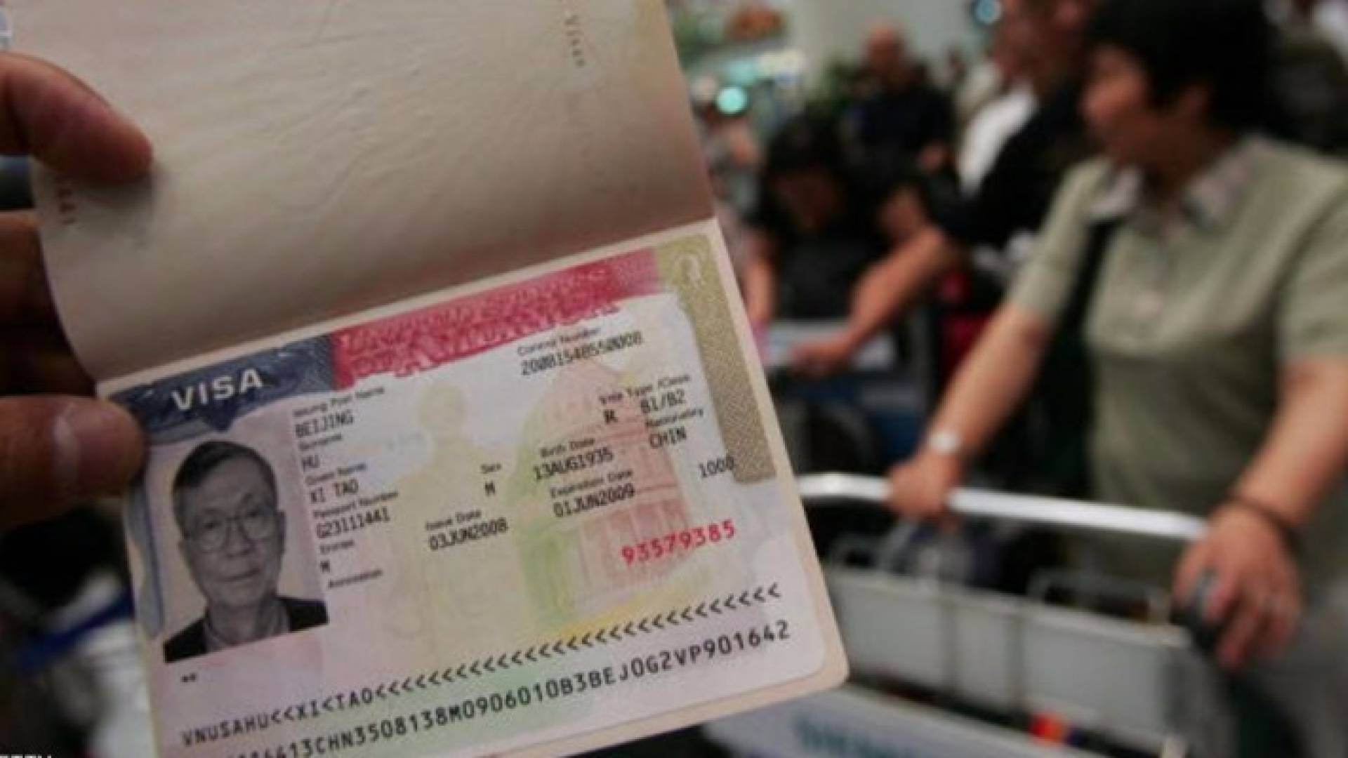 مطارات أميركا.. اكشف حساباتك على "تويتر وفيسبوك" قبل الدخول