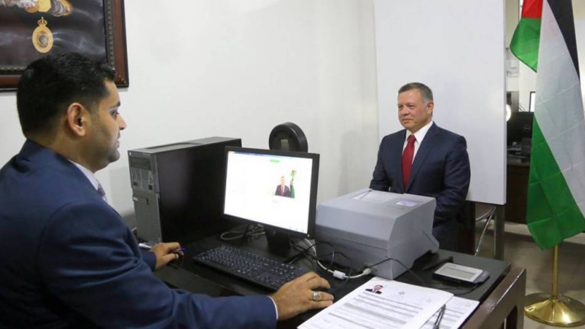 بالفيديو و الصور: الملك يستصدر بطاقة الأحوال الذكية بدقائق معدودة