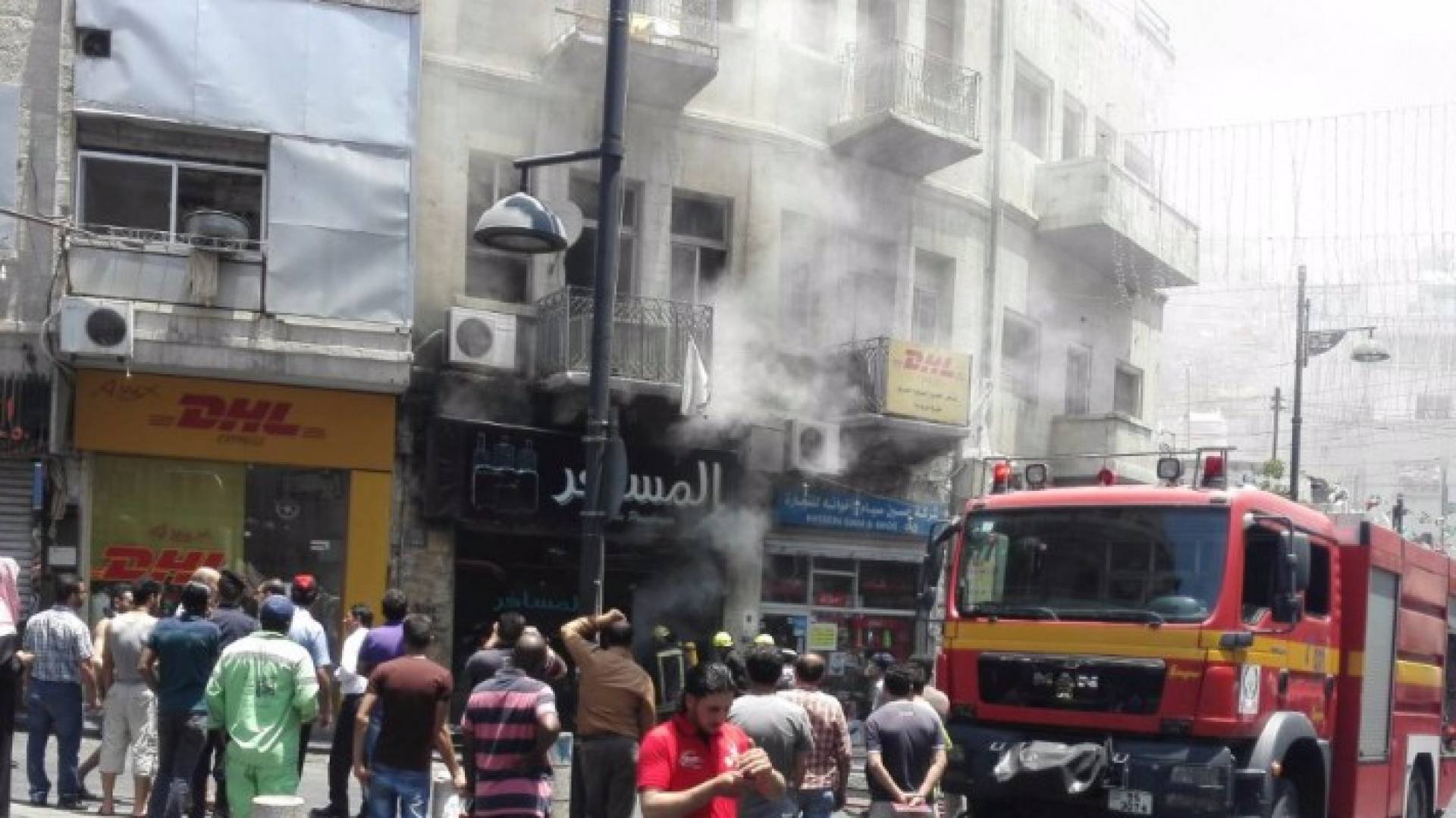 بالفيديو : حريق "  أسبابه مجهولة " يلتهم محل حقائب بوسط عمان