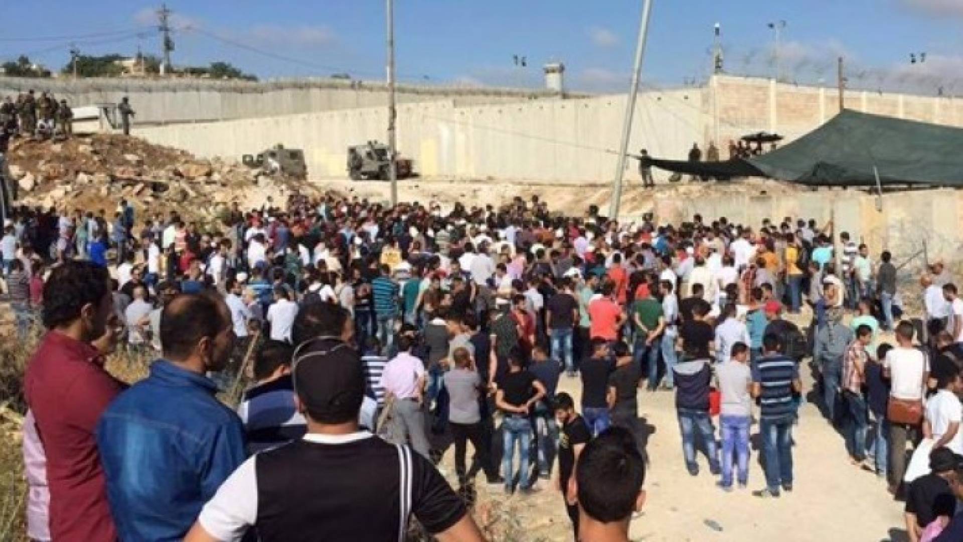 استشهاد فلسطيني وإصابة 40 اخرين على حاجز قلنديا بالقرب من المسجد الاقصى