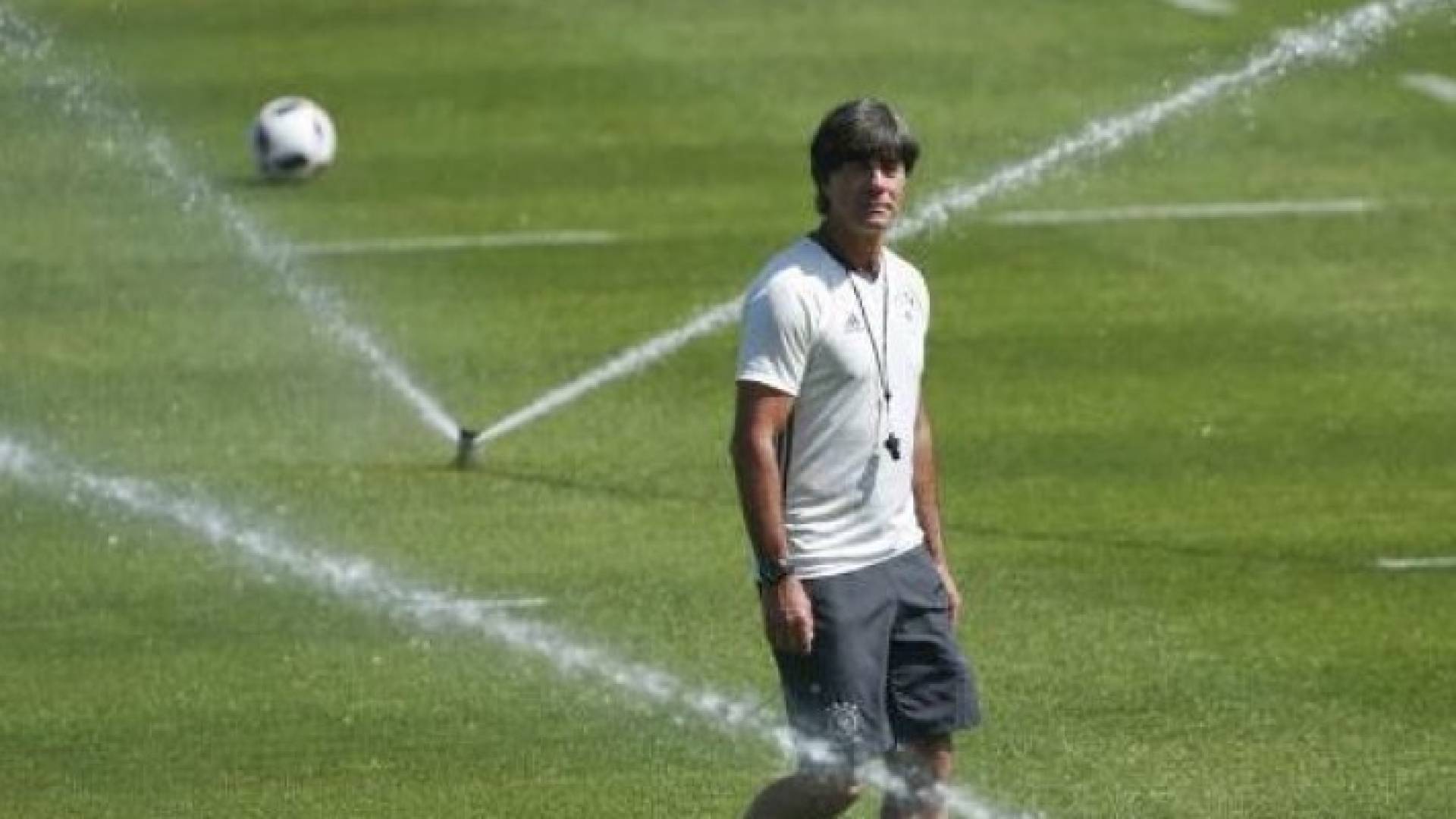 لوف يتحدى التاريخ أمام ايطاليا