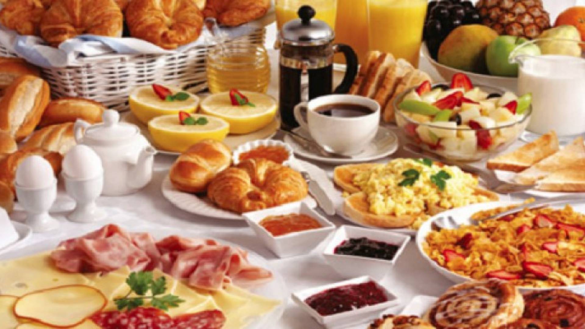 خبير تغذية يحذر من تناول طعام الإفطار بعد الآذان مباشرة