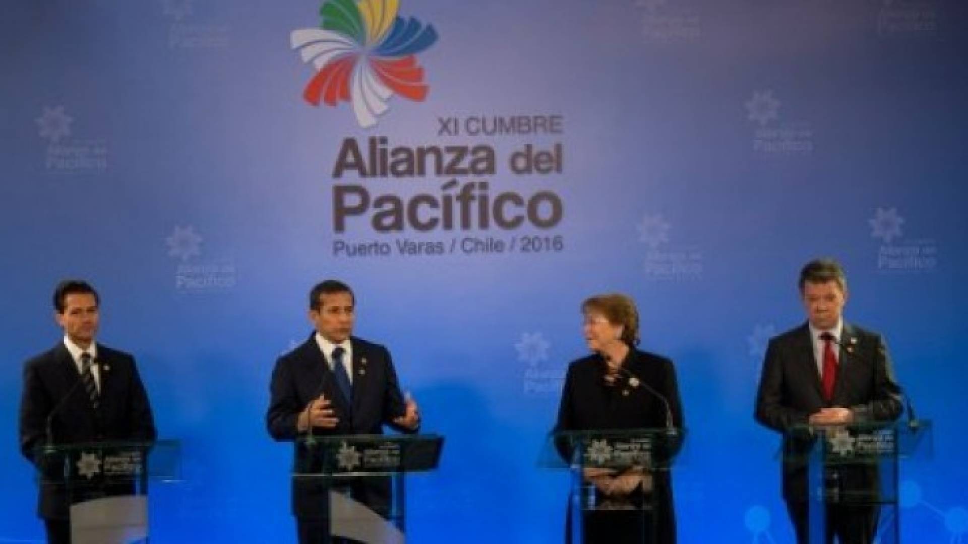 الرئيسة التشيلية ميشال باشيليه في افتتاح اللقاء مع نظرائها (من اليسار) المكسيكي انريكي بينيا والبيروفي اويانتا اومالا والكولومبي خوان مانويل ساتوس 