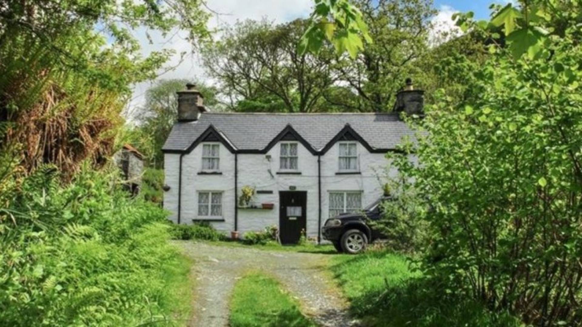 للبيع .. قرية كاملة بسعر بيت عائلي