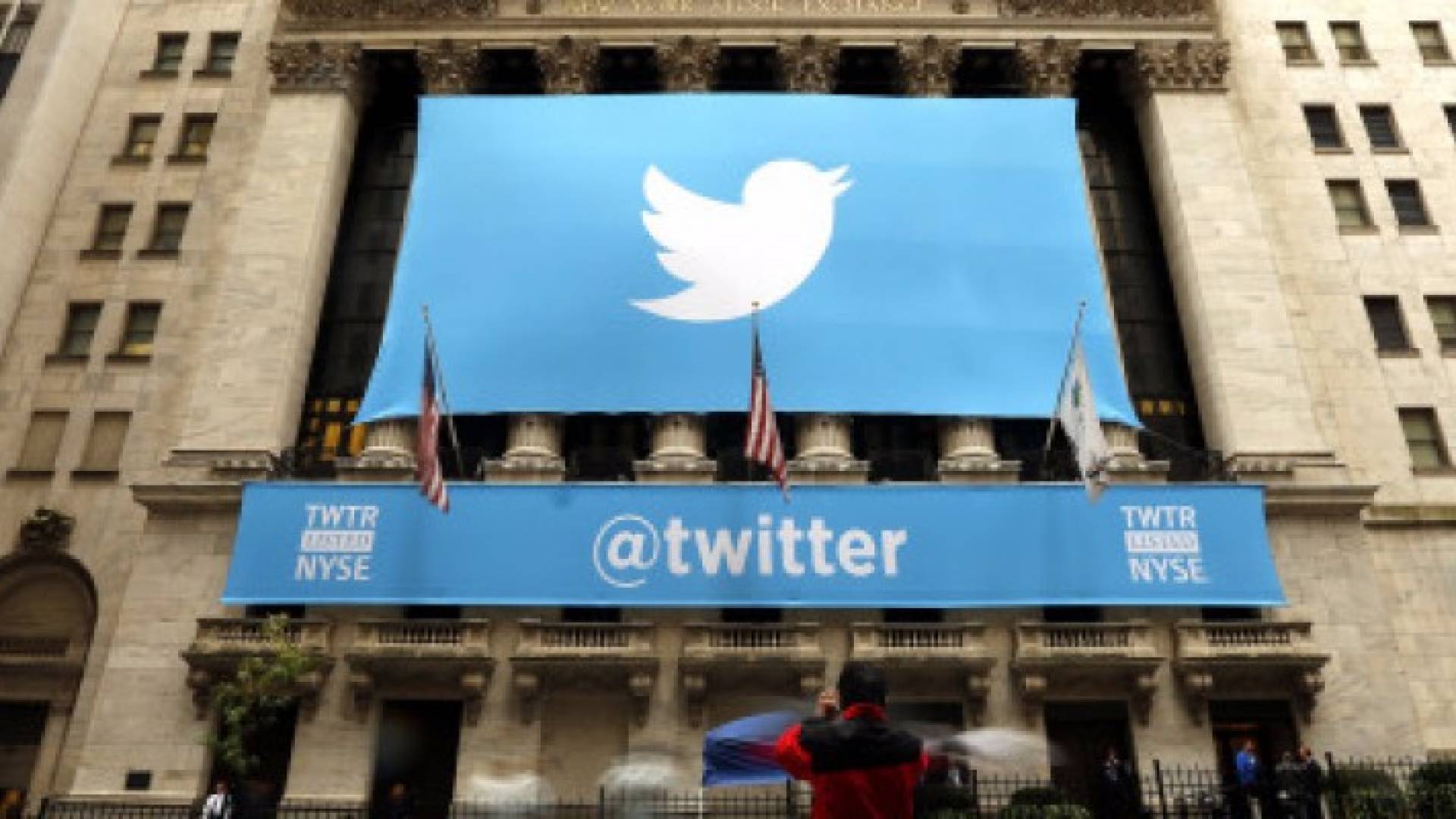 حسابك على فيسبوك وتويتر قد يساعدك في دخول أميركا.. أو يحرمك منها