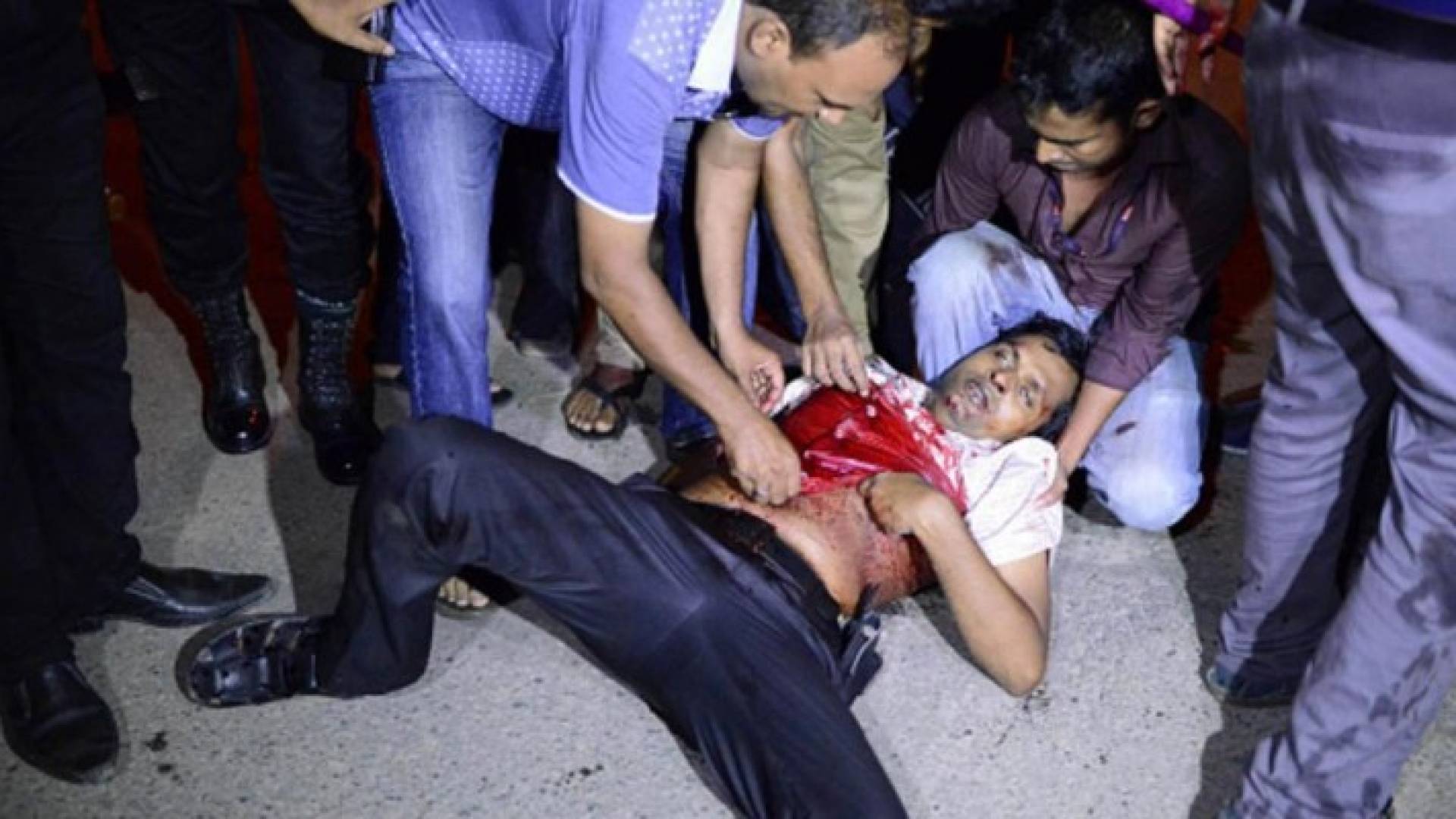  أحد ضحايا هجوم دكا مضرجا في الدماء