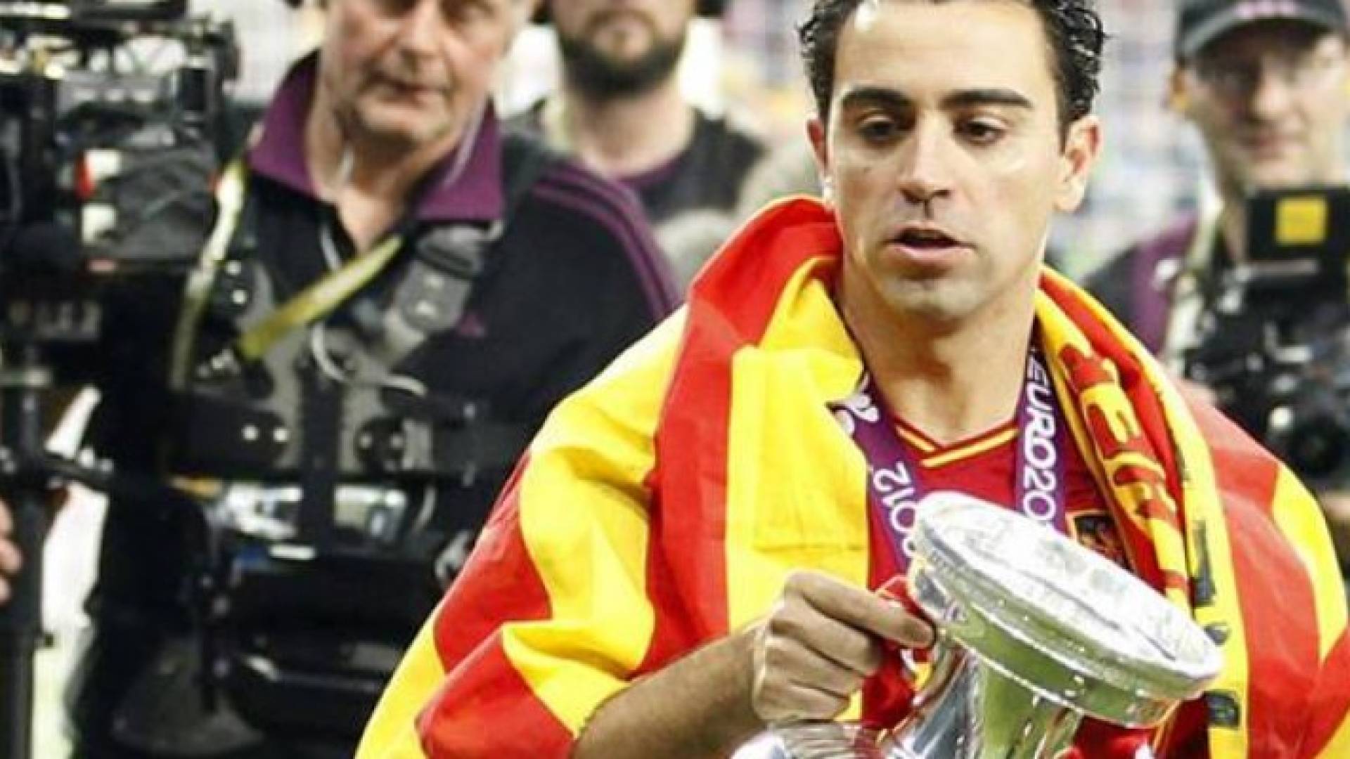 تشافي يسلم كأس الأمم الأوروبية