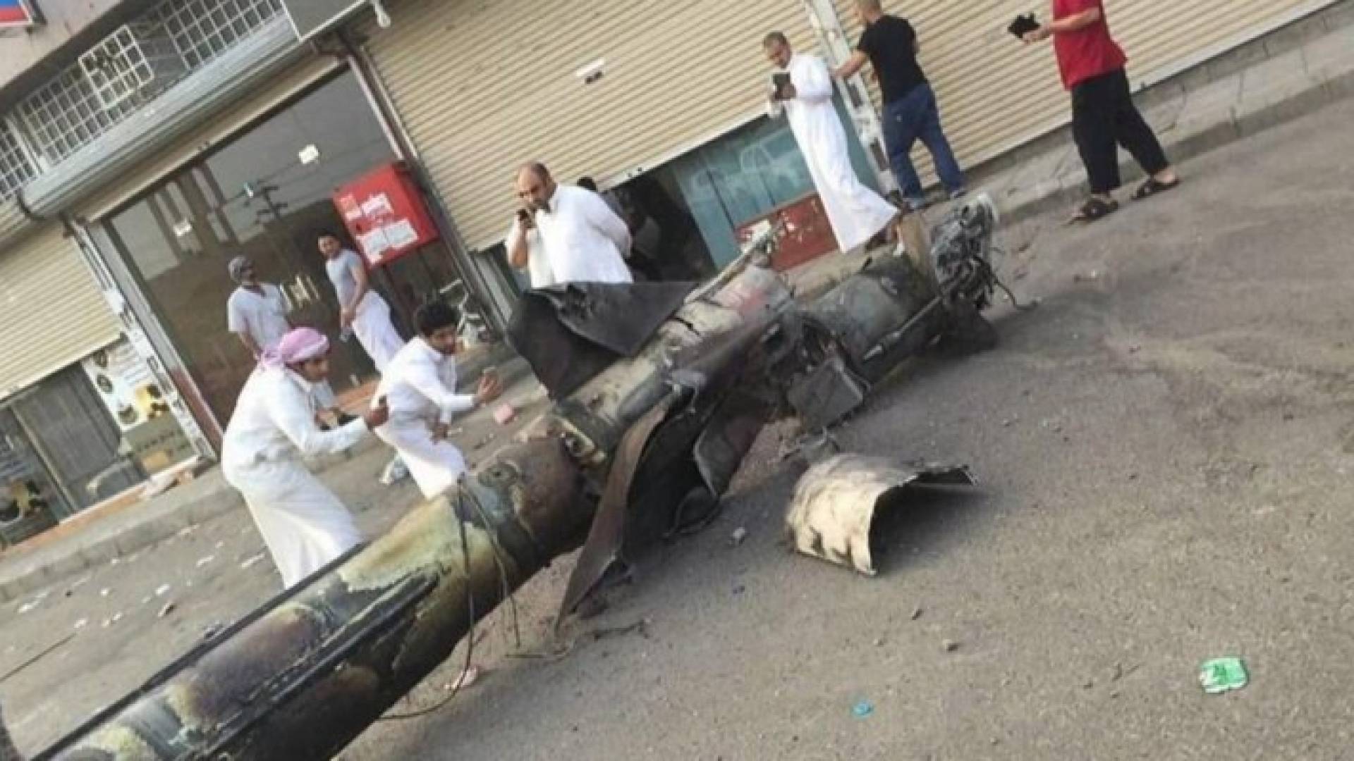  صورة تم تداولها على موقع التواصل الاجتماعي تويتر تظهر الصاروخ الباليستي بعد تحطمه