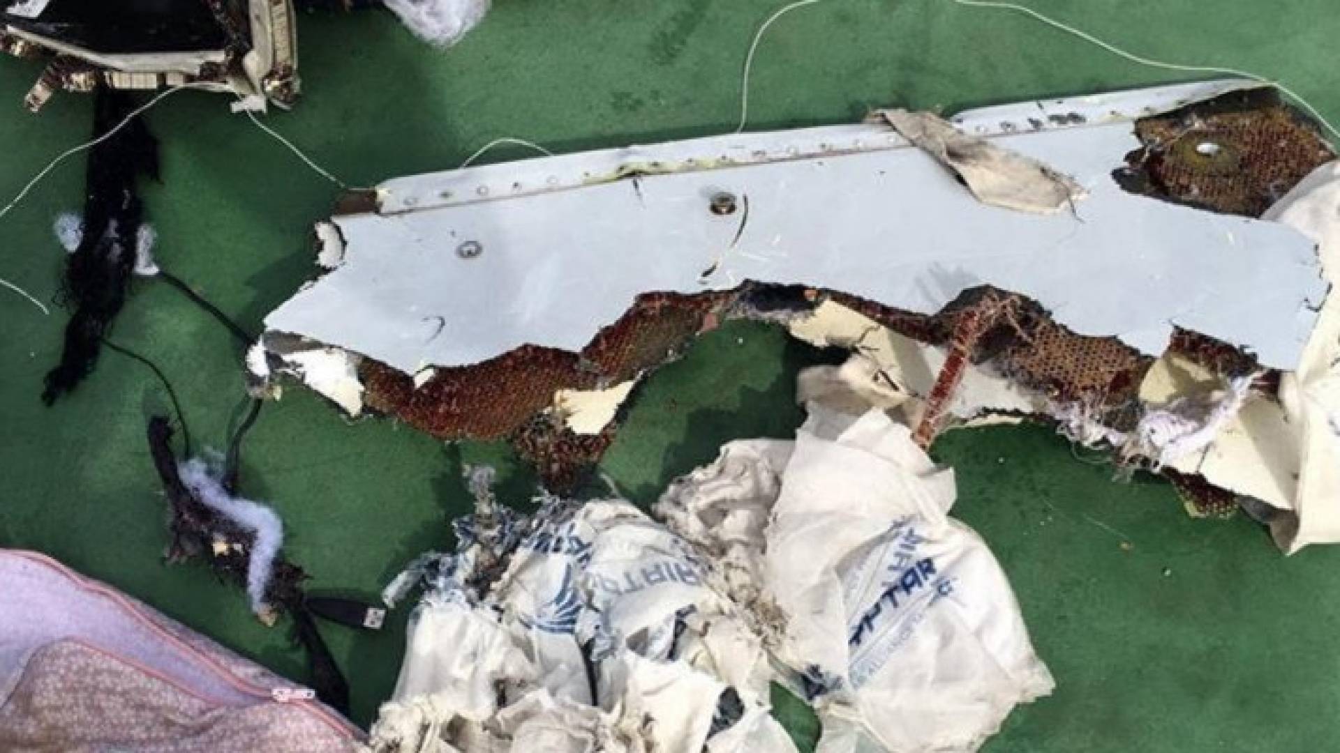 القاهرة: انتشال جميع الرفات التي تم تحديد مكانها لركاب الطائرة المنكوبة