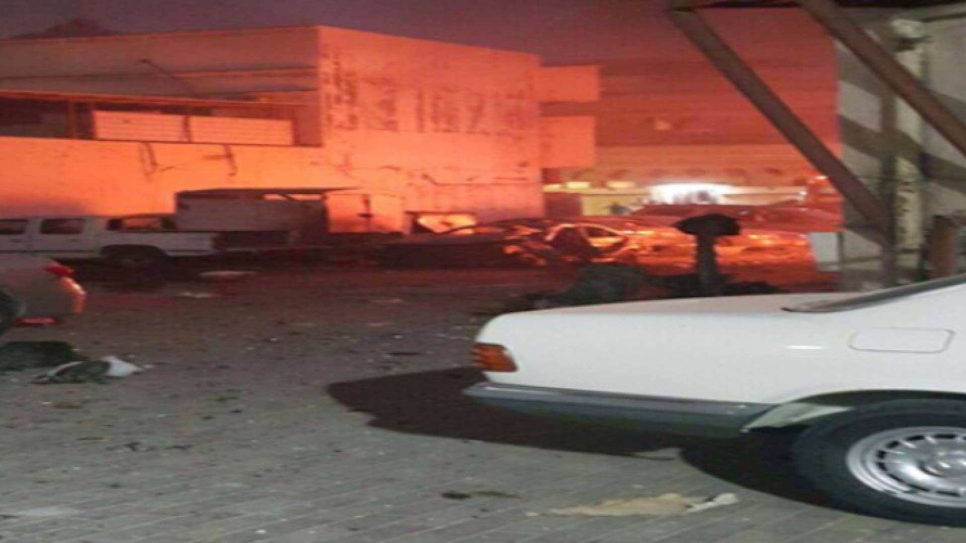 السعودية: 3 تفجيرات انتحارية قرب الحرم النبوي وبالقطيف .. فيديو وصور