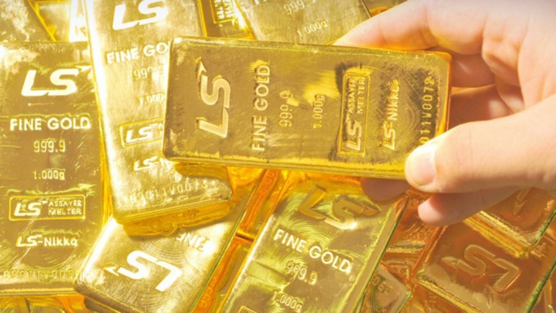 الذهب يتراجع من أعلى مستوى في حوالي عامين