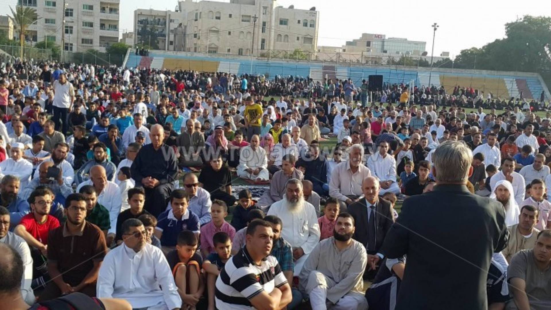 بالصور .. الأردنيون يؤدون صلاة وخطبة العيد