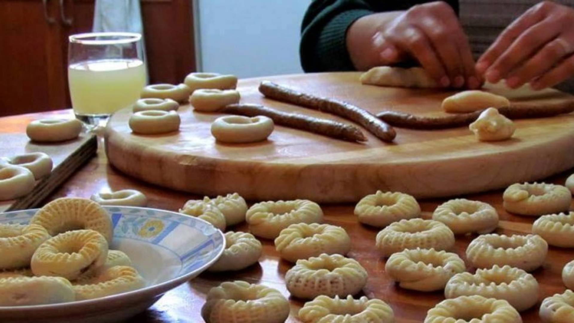 حلويات عيد الفطر .. بين التحضير في المنزل والشراء من الأسواق