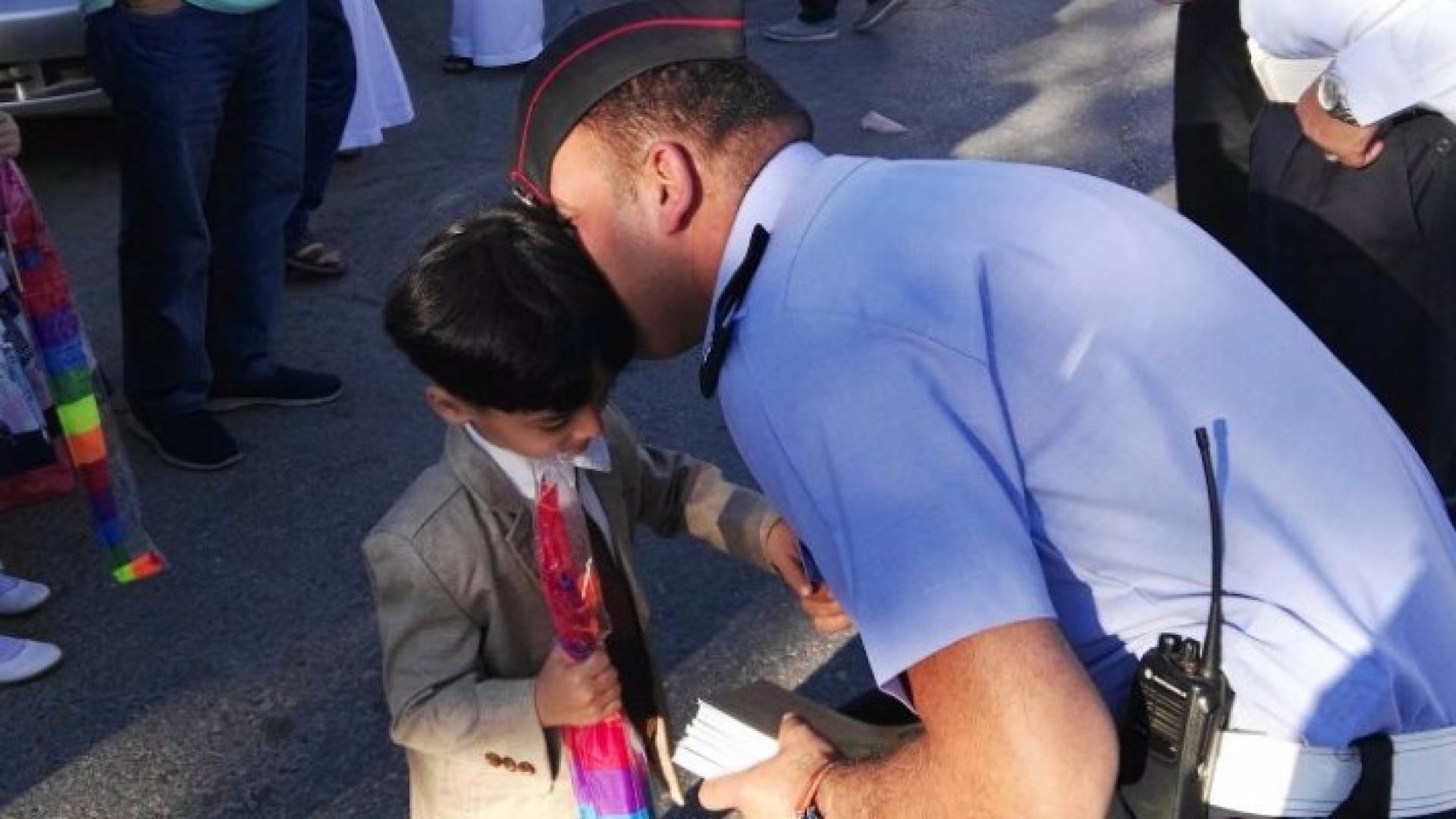بالصور .. رجال السير يوزعون حلوى العيد