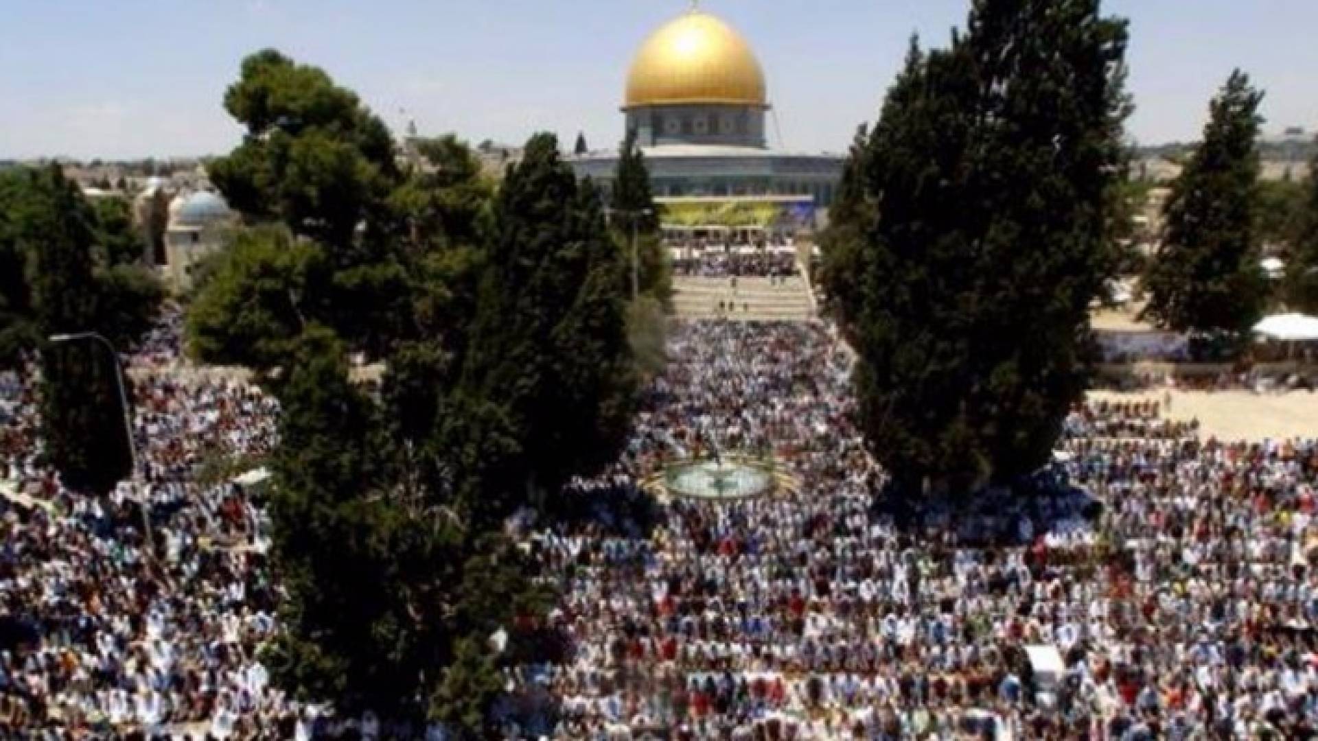 عشرات الآلاف يؤدون صلاة العيد في الأقصى‎