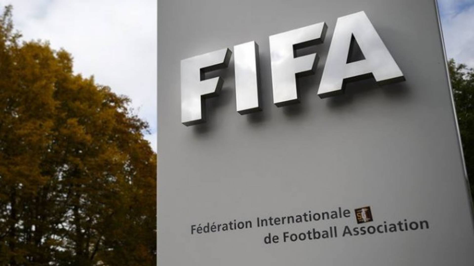 الفيفا يقلص عقوبة إيقاف مسؤولين من 12 إلى 10 سنوات