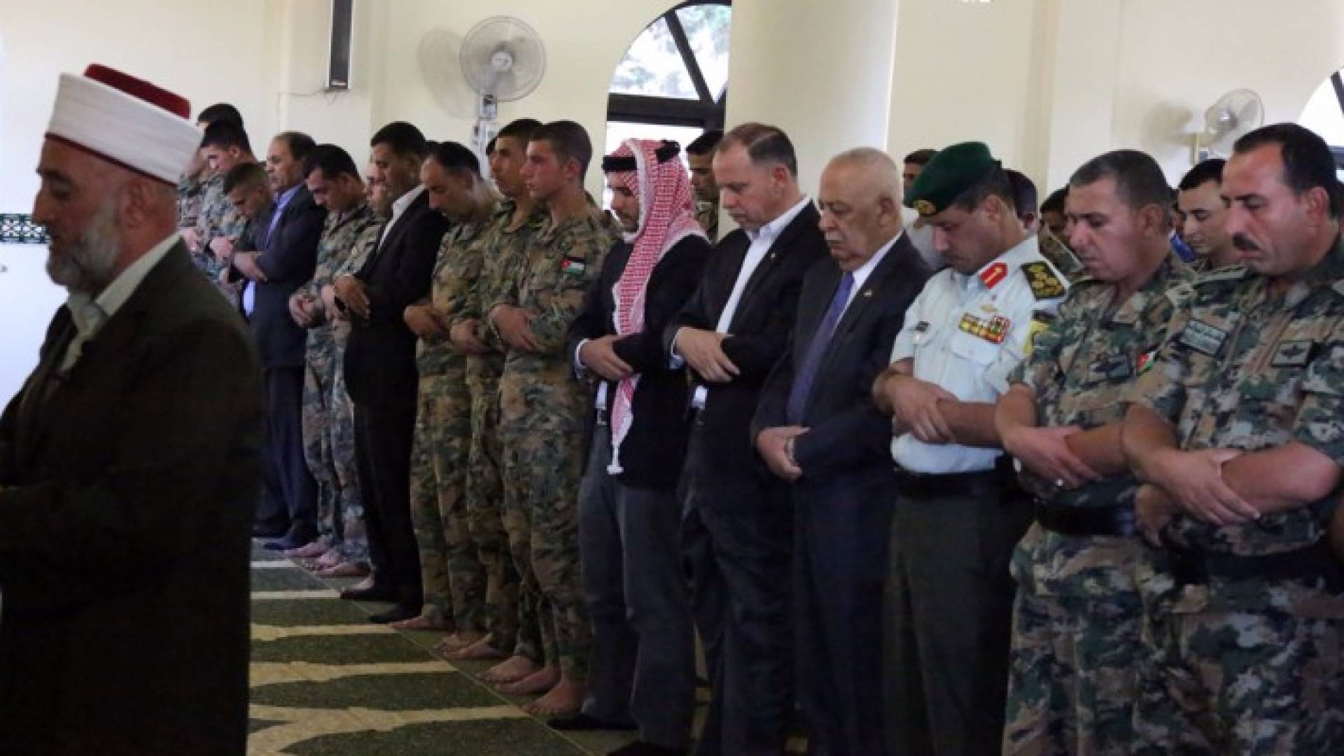 نائب الملك يؤدي صلاة عيد الفطر في مسجد الحرس الملكي