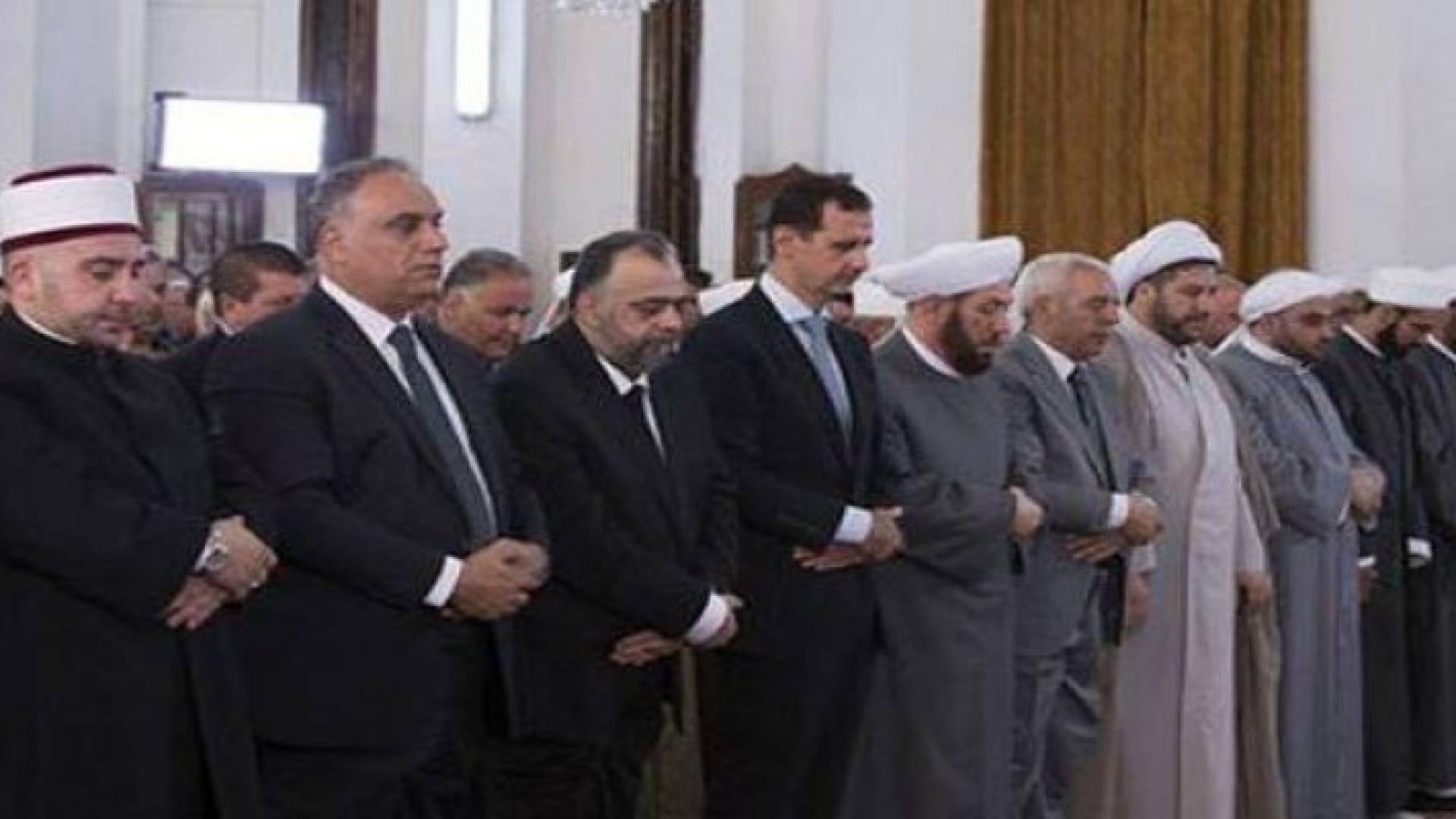 الأسد يؤدي صلاة عيد الفطر في حمص