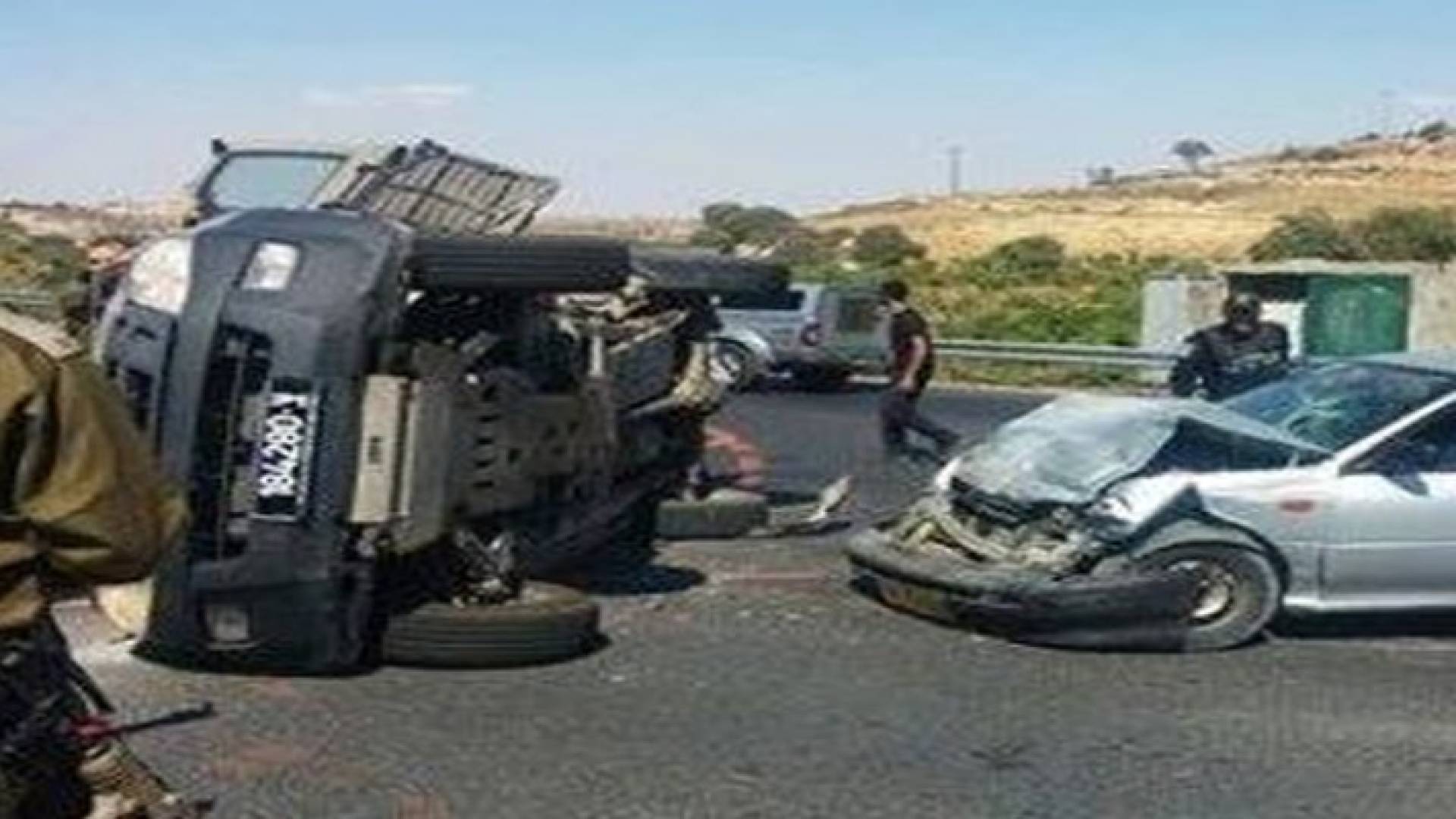 إصابة 4 جنود اسرائيلين وفلسطيني بانقلاب آلية عسكرية شمال الخليل