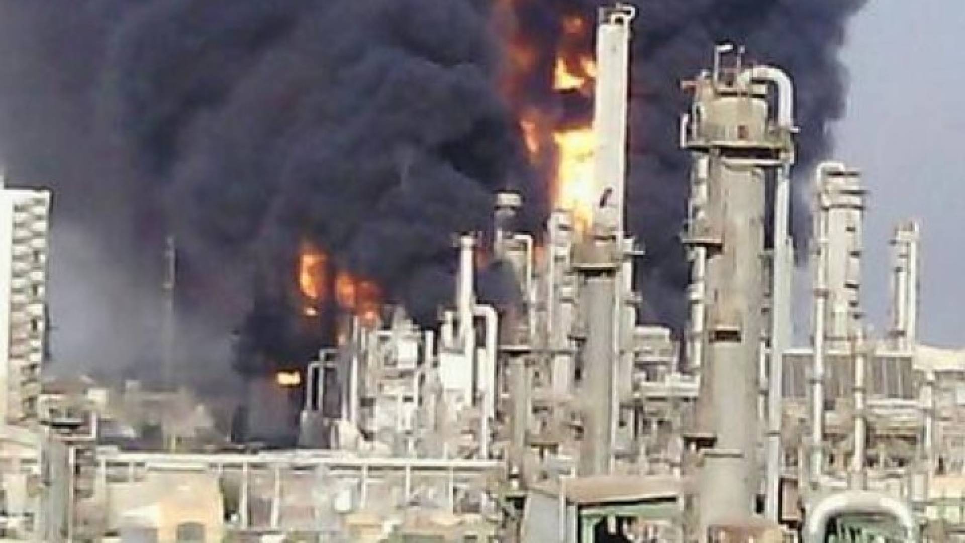 بالفيديو : انفجار هائل في أكبر مجمع للبتروكيماويات بإيران