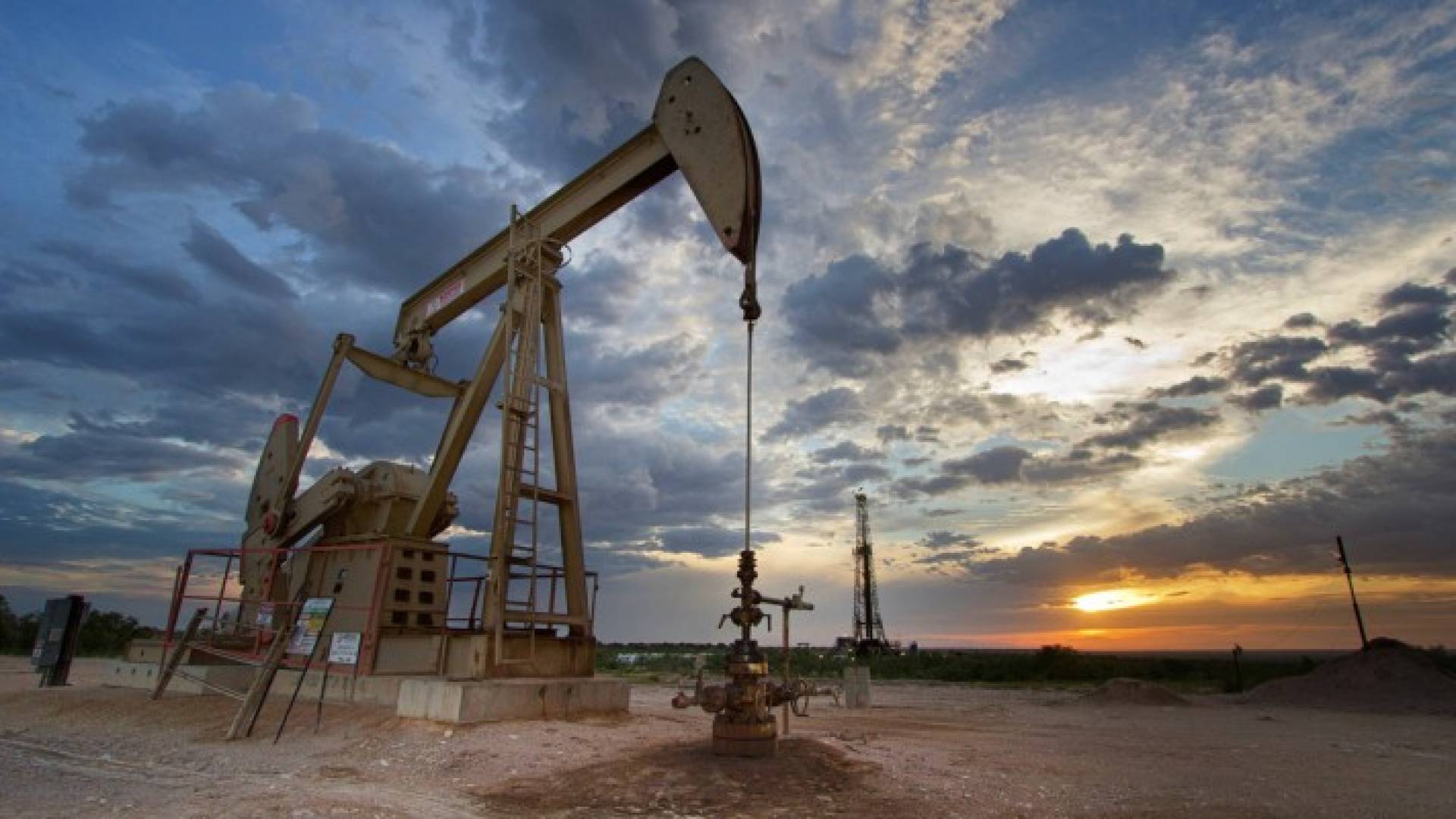 أسعار النفط تعاود الارتفاع بسبب المخزون الأميركي