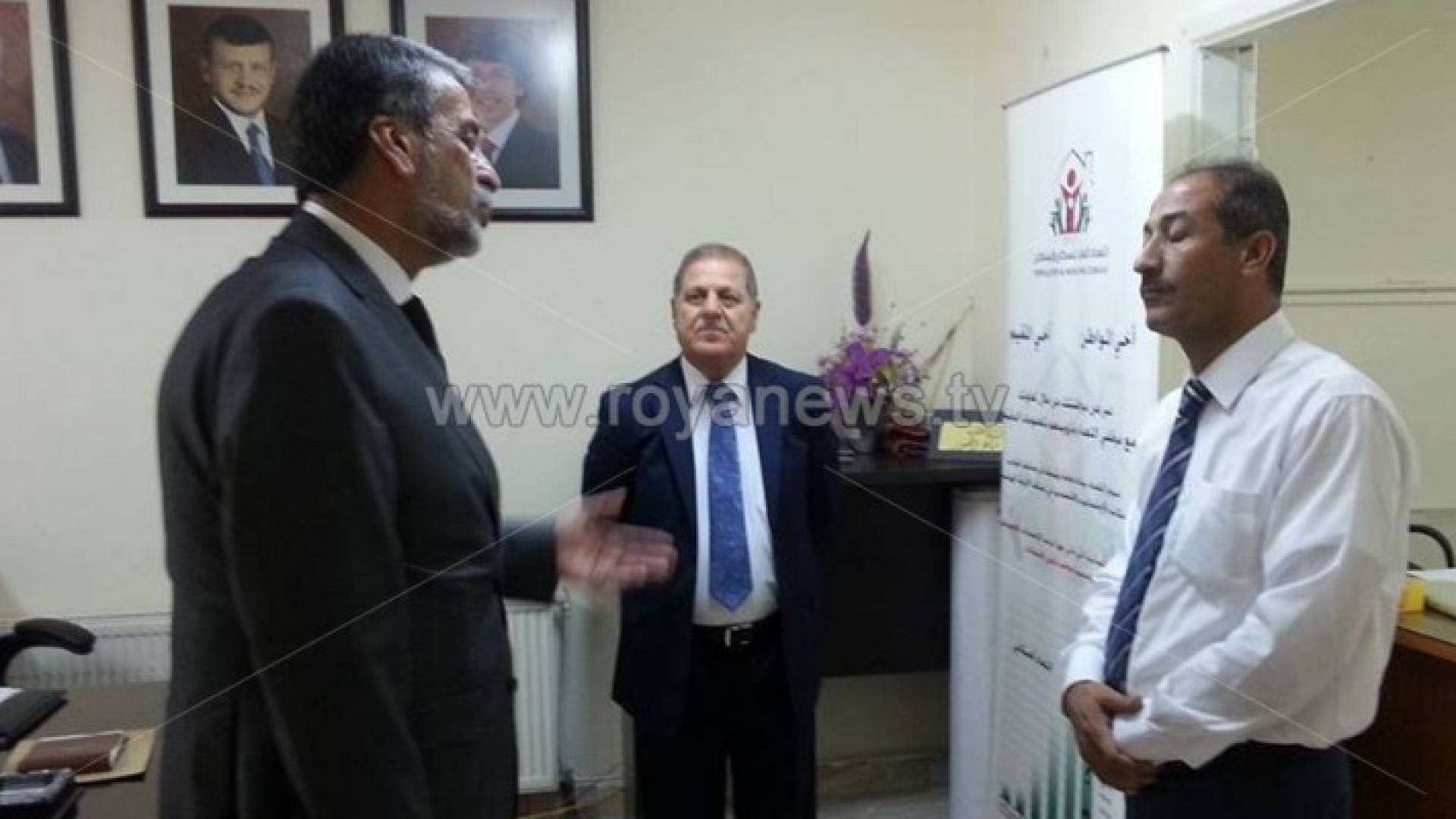 بالصور: الكلالدة يتفقد مكتب الاحوال المدنية والجوازات في السلط