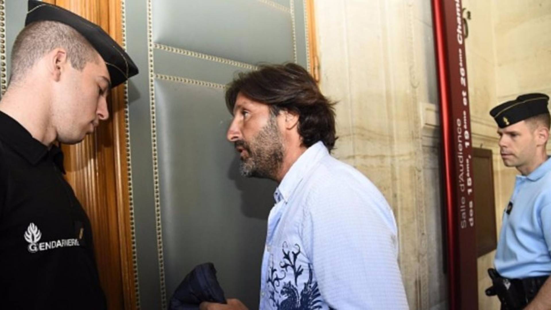 رجل الأعمال الفرنسي ميمران أثناء حضوره جلسة المحاكمة في باريس