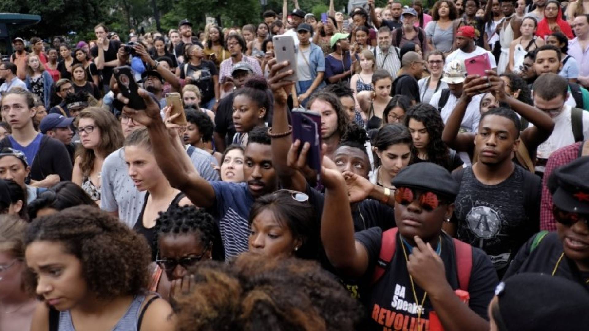 احتجاجات بمختلف أنحاء الولايات المتحدة على عنف الشرطة