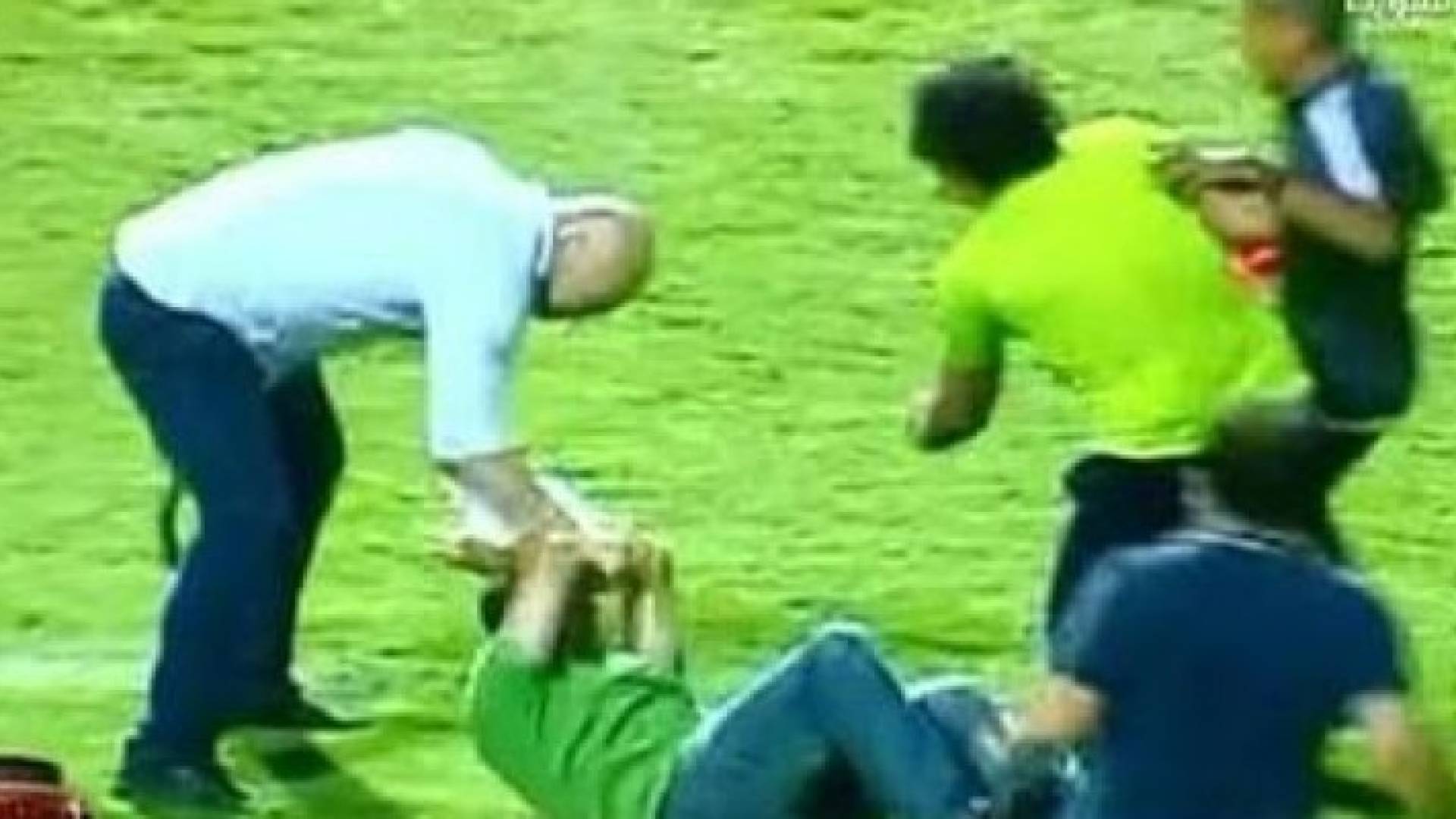 حسام حسن يعتدي بالضرب المبرح على مصور صحفي