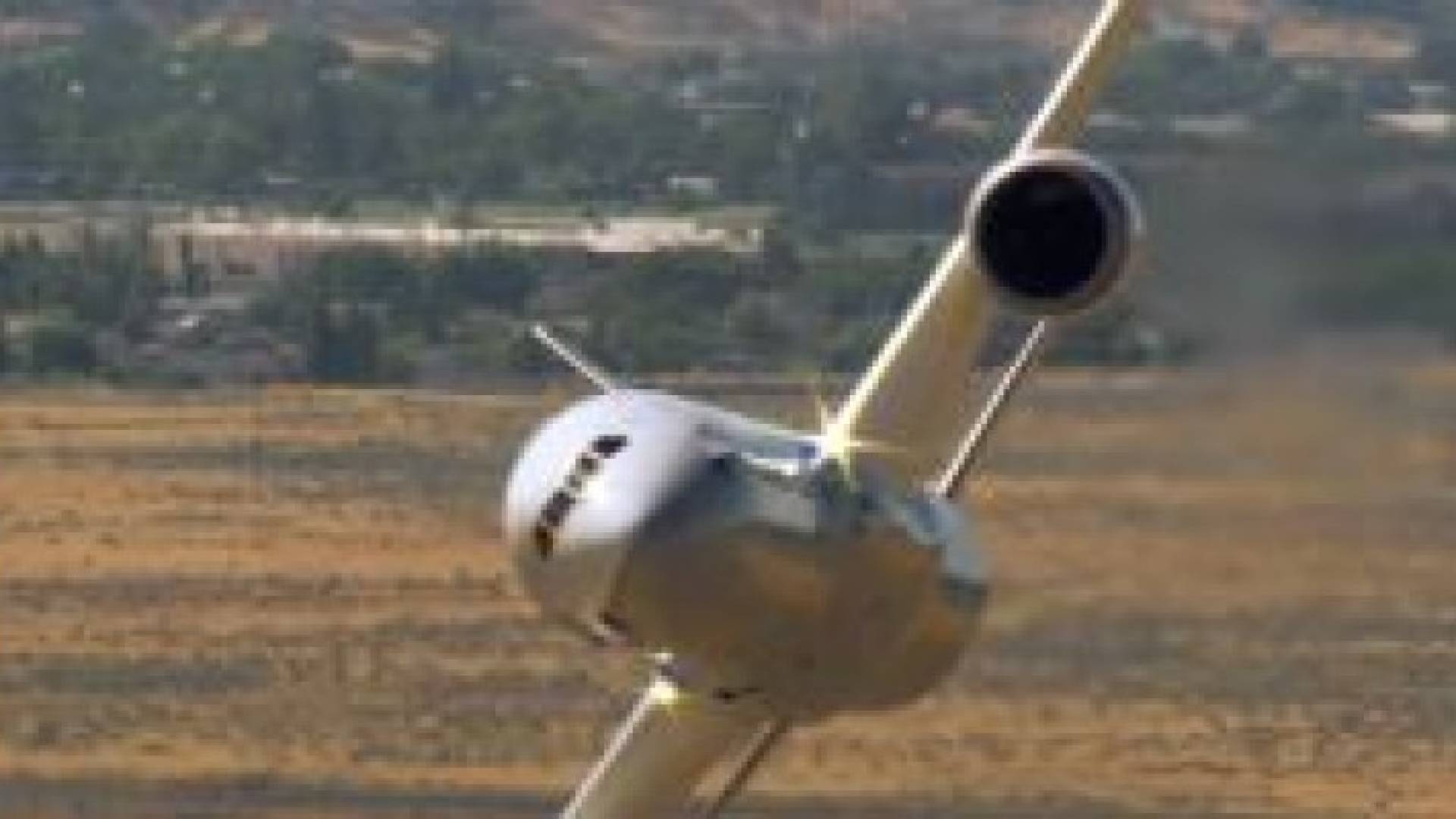 بالفيديو: طائرة "بوينغ" ضخمة تجري حركات بهلوانية في الجو تحبس الانفاس