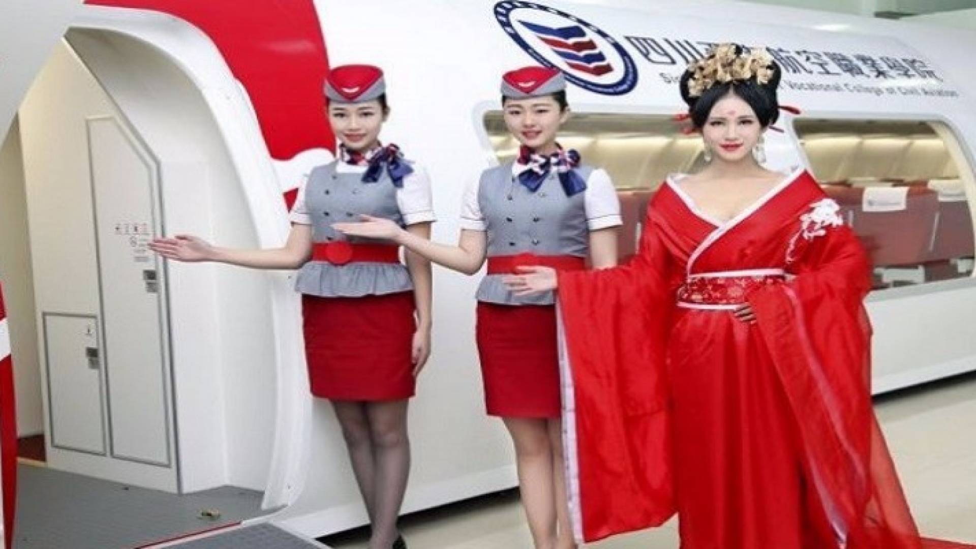 سبب استقبال المضيفات للركاب على باب الطائرة