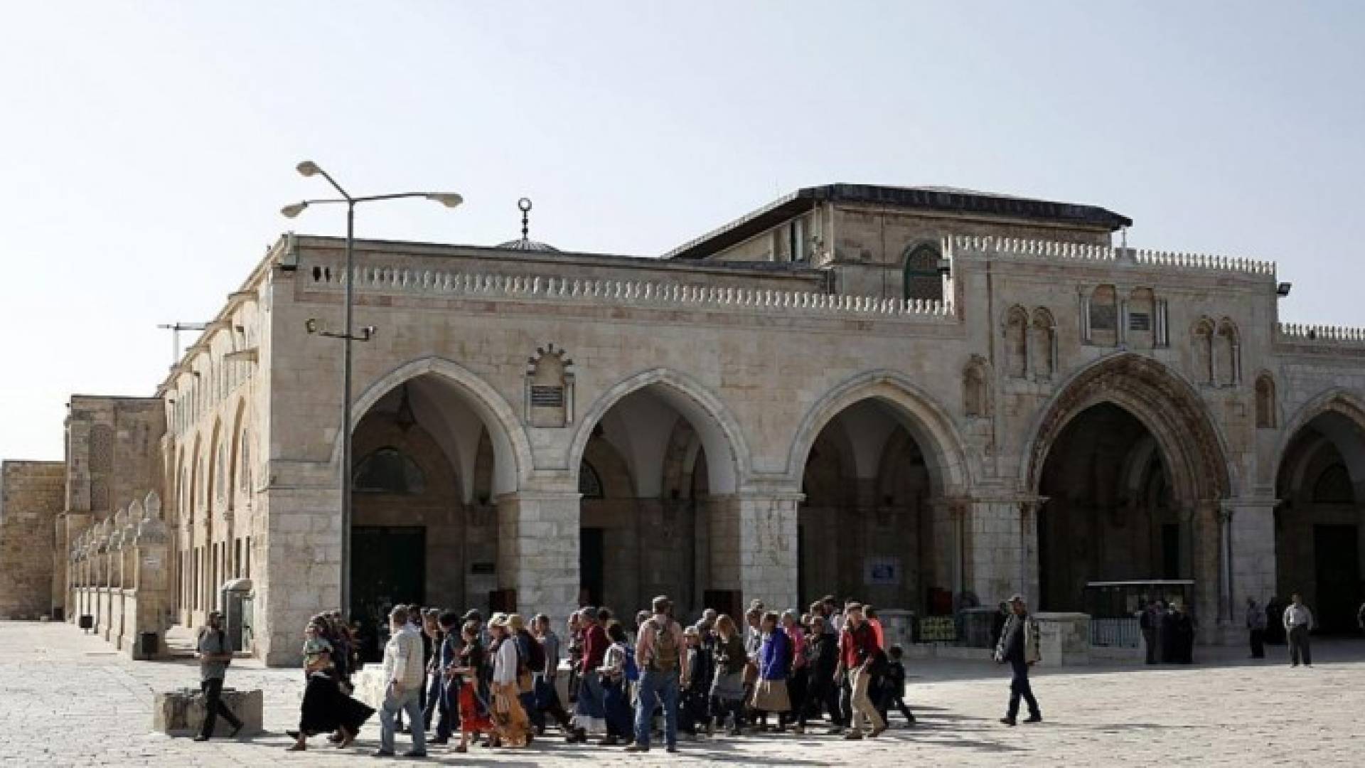 مستوطنون يهود يقتحمون المسجد الأقصى