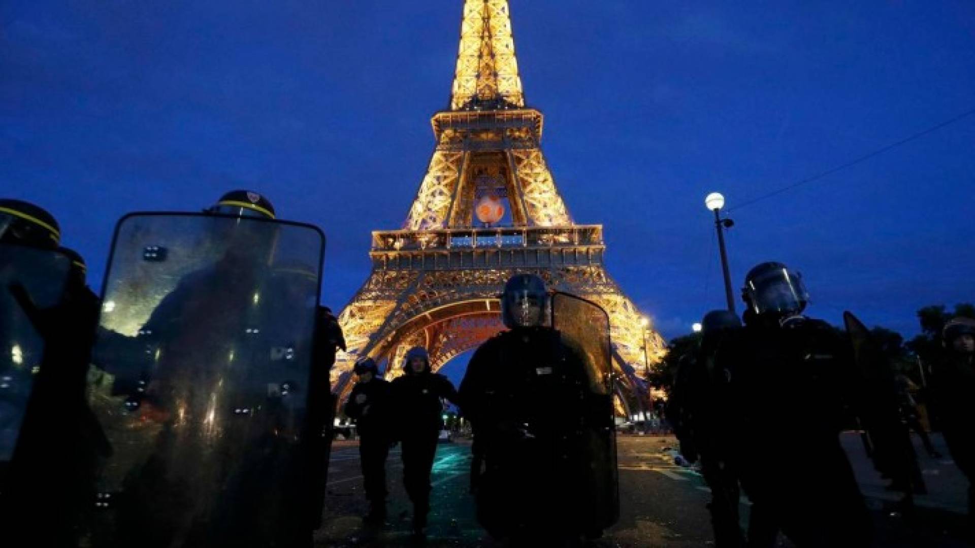 فرنسا تغلق برج إيفل لأسباب أمنية