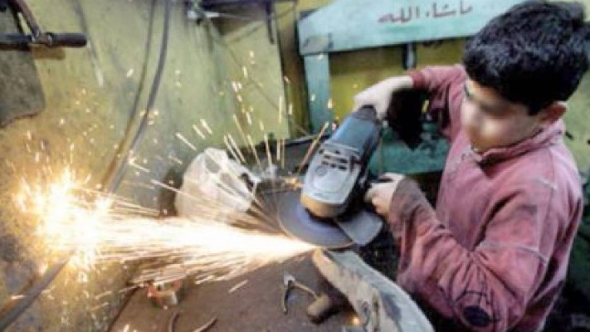 وزارة العمل: ضبط مصنع باليادودة يعمل على تشغيل الاطفال