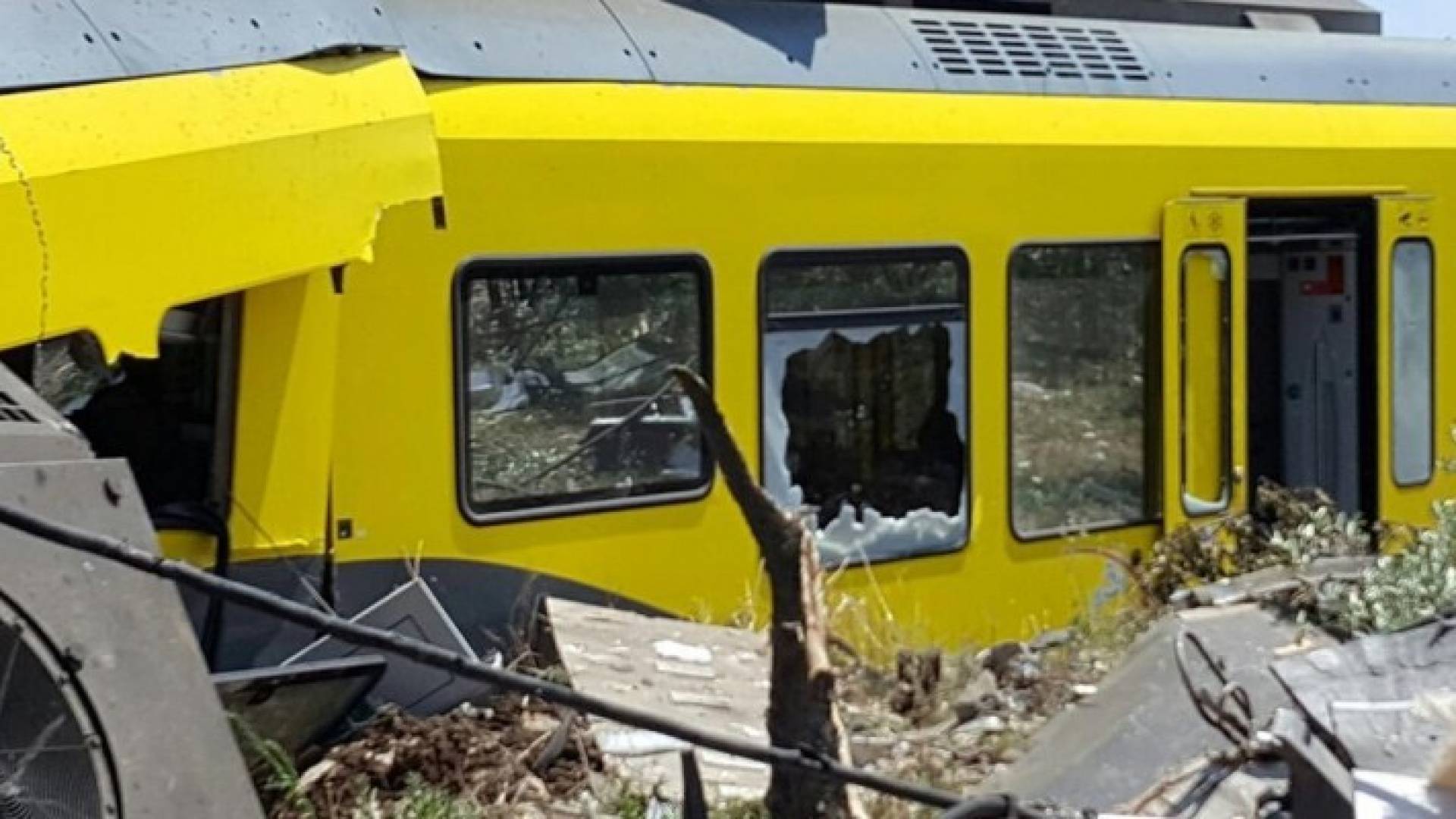 قتلى وعشرات الجرحى بحادث تصادم قطارين في إيطاليا