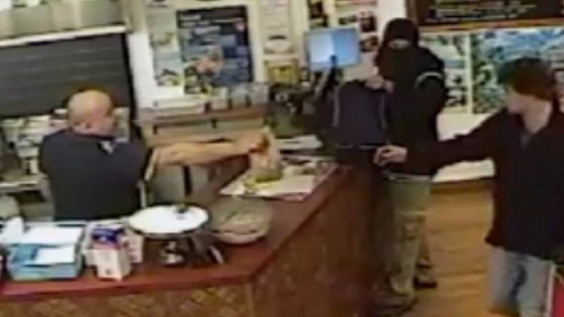 صاحب مطعم يتجاهل سطو مسلح ويتابع خدمة زبائنه .. فيديو