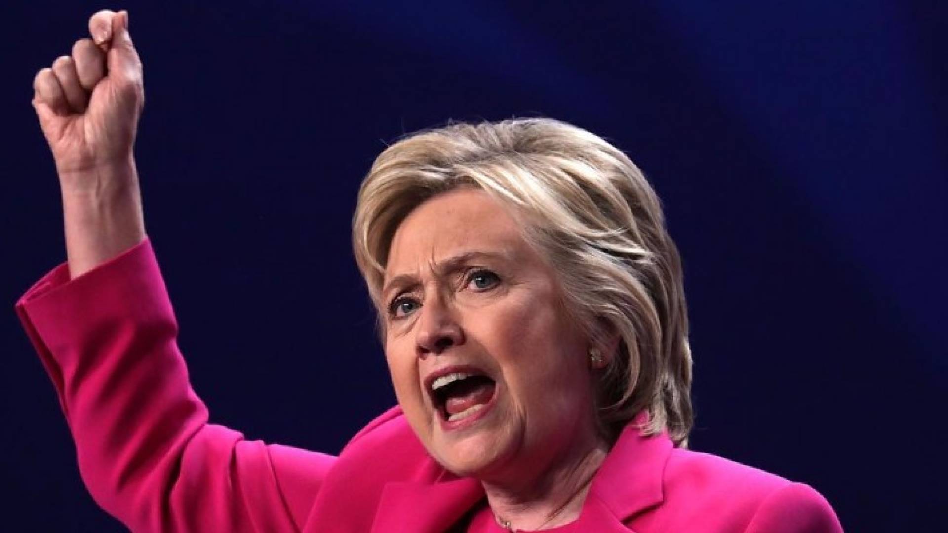 كلينتون تتهم ترامب بتغذية الانقسام بين الأميركيين