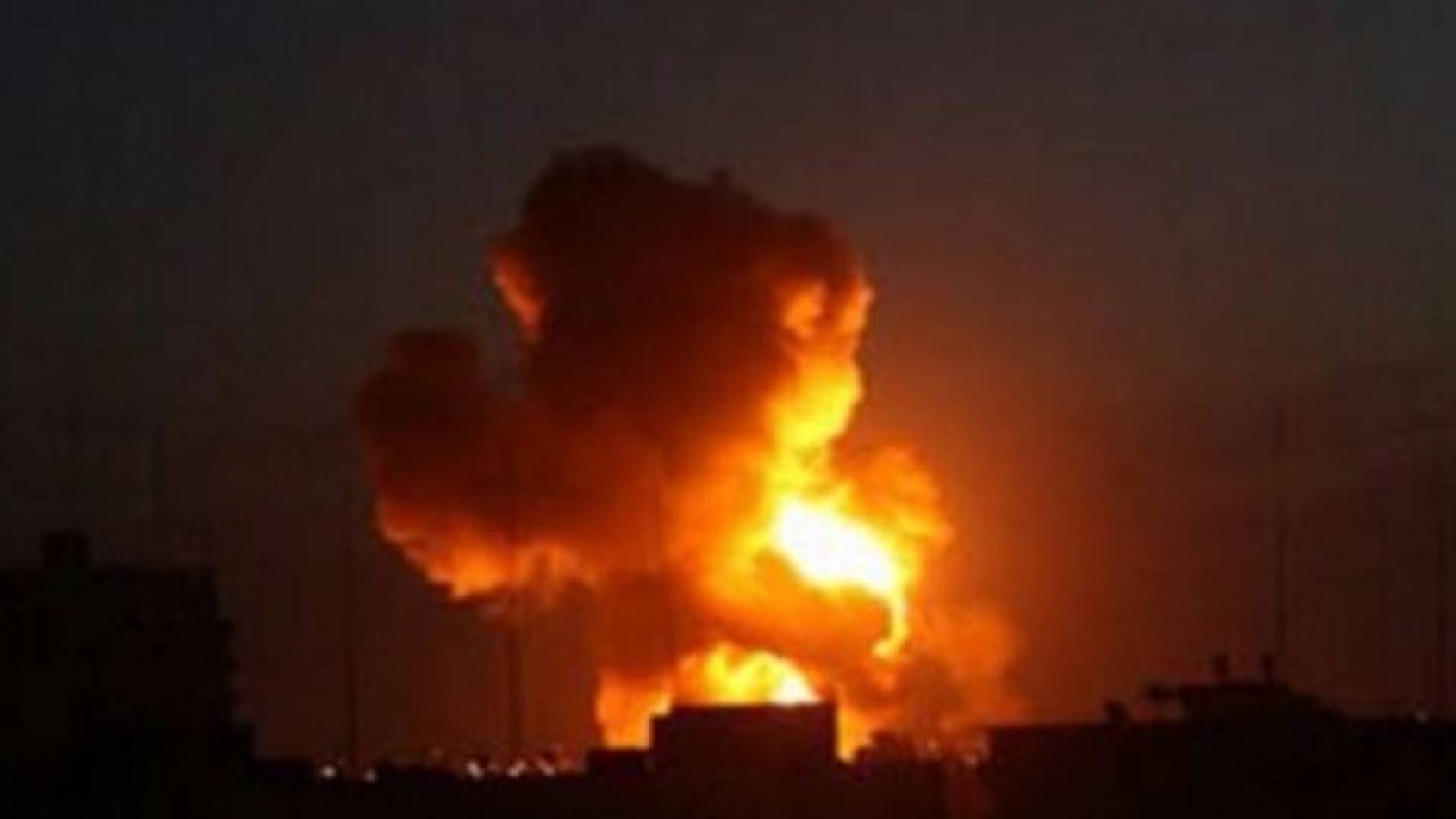 الاحتلال يقصف نفقا قرب السياج الفاصل مع غزة