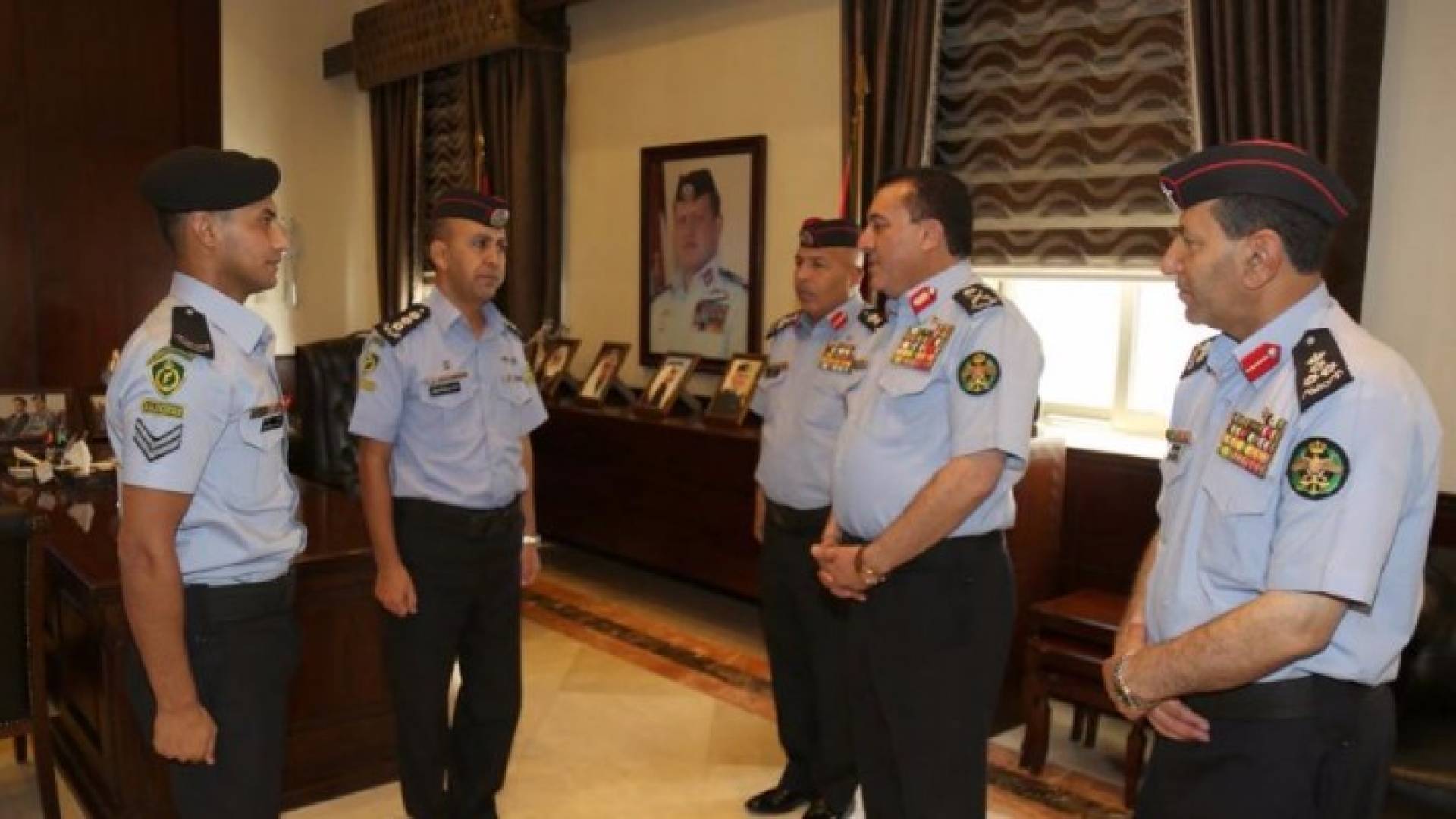 مدير الامن العام يكرم رجلي أمن ساهما بكشف قضية مهمة