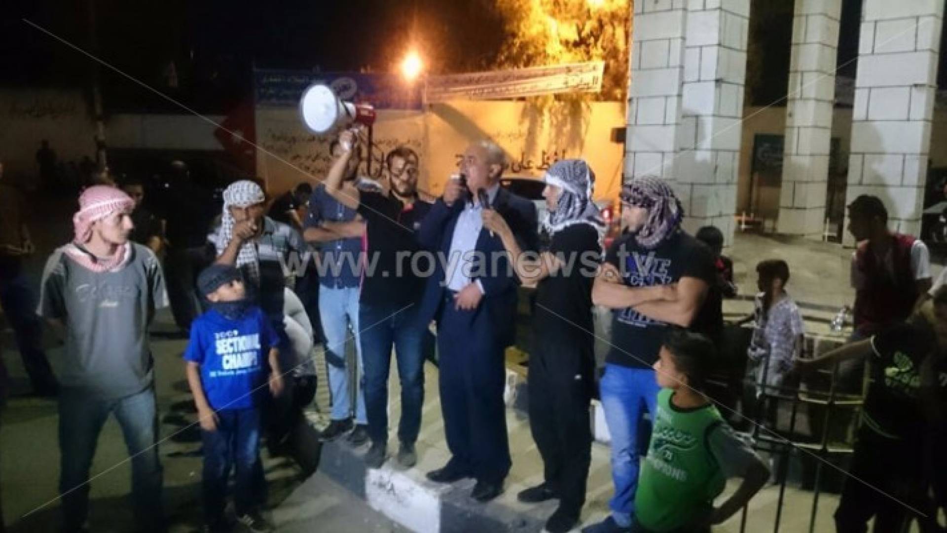 بالفيديو والصور: وقفة احتجاجية على دوار الحرية في لواء ذيبان